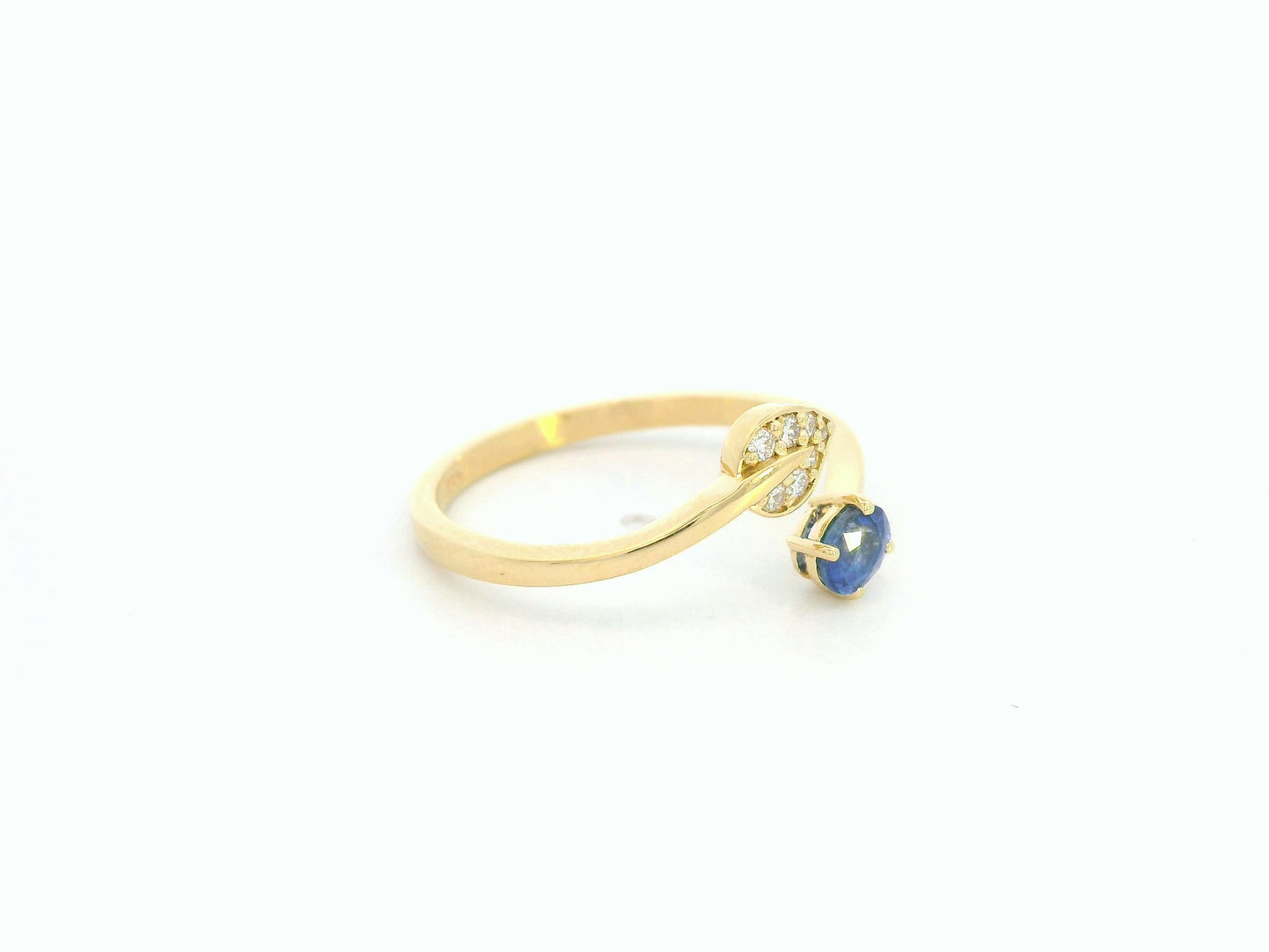 18K yellow gold sapphire diamond bypass ring by Emirates Diamonds