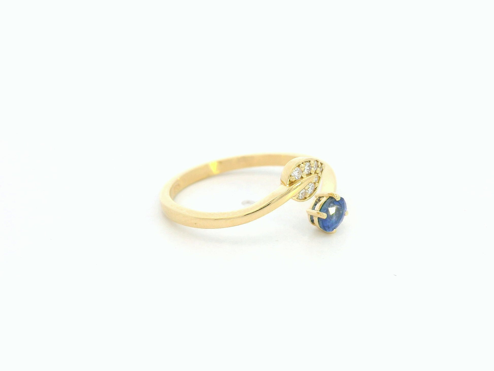 18K yellow gold sapphire diamond bypass ring by Emirates Diamonds
