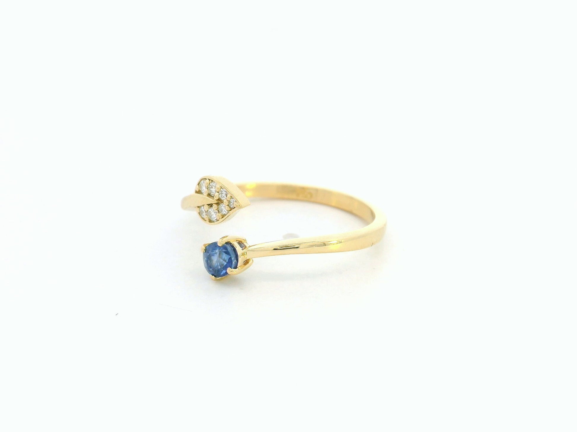 18K yellow gold sapphire diamond bypass ring by Emirates Diamonds