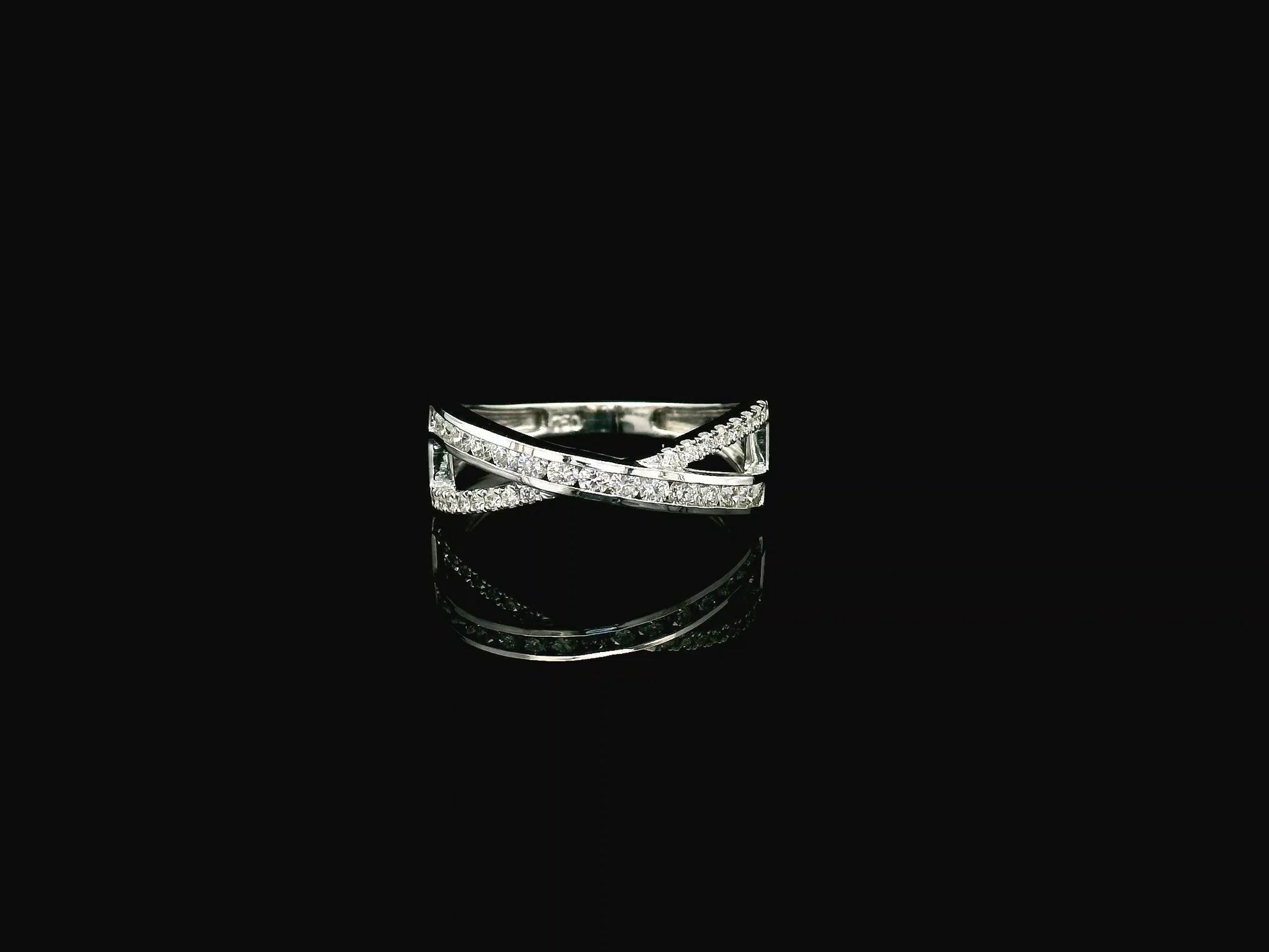 Diamond criss cross ring in 18K white gold with pavé crossover bands