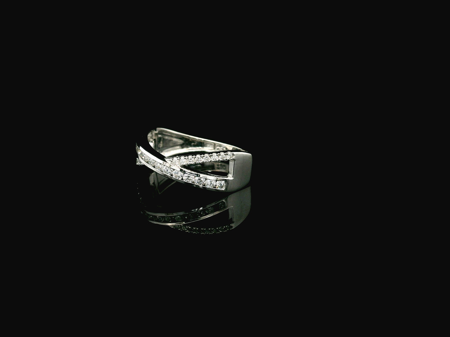 Diamond criss cross ring in 18K white gold with pavé crossover bands