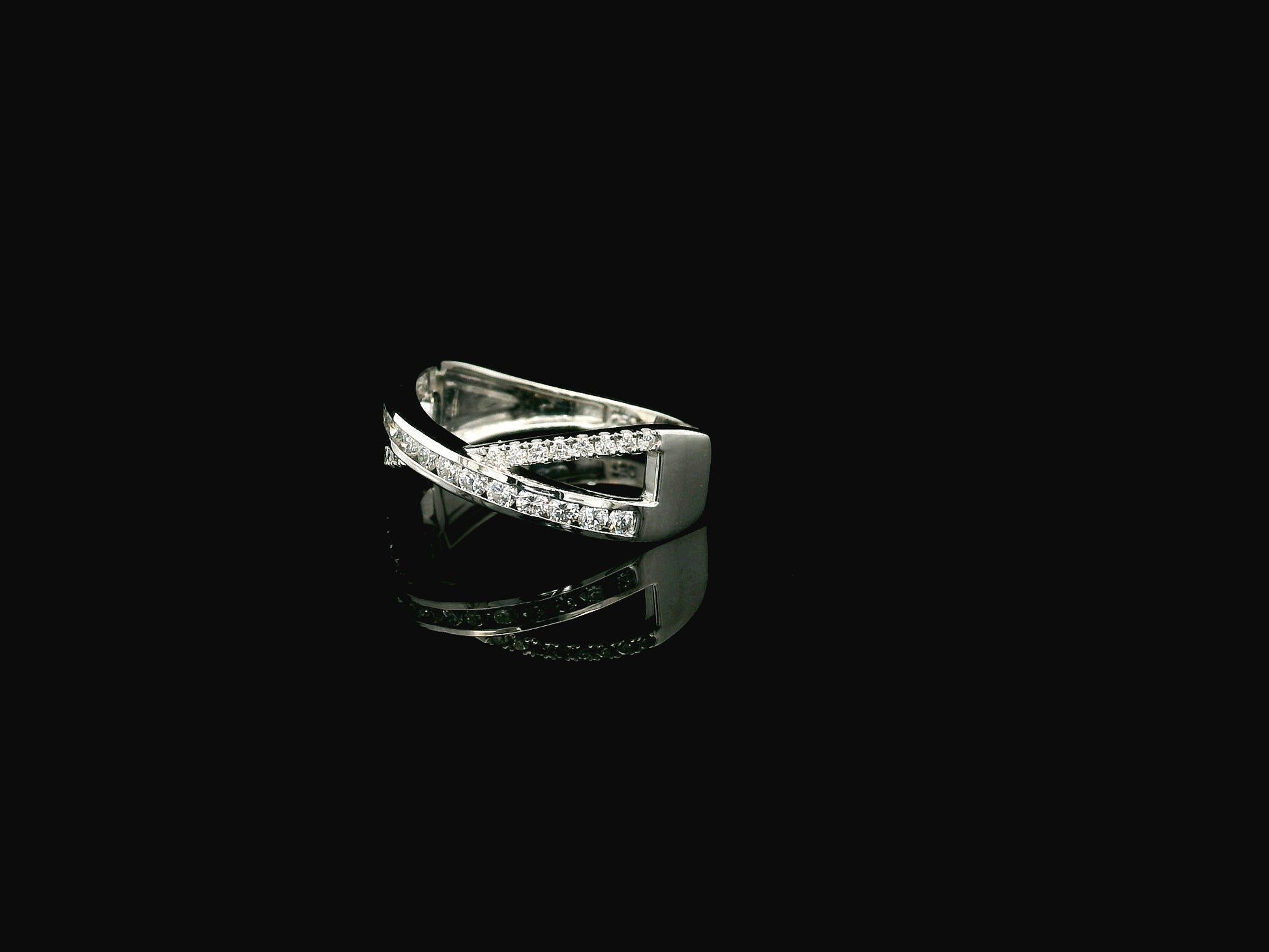 Diamond criss cross ring in 18K white gold with pavé crossover bands