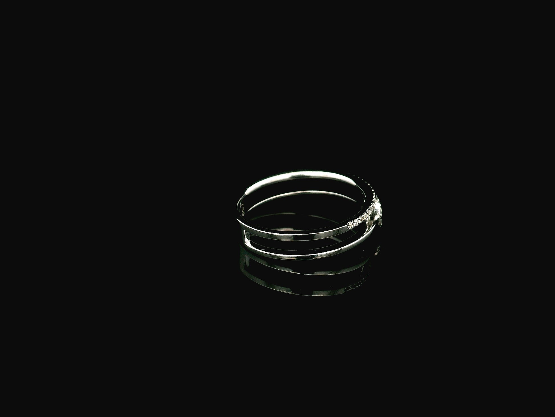 18K white gold dual band diamond ring with pavé band and round cluster center