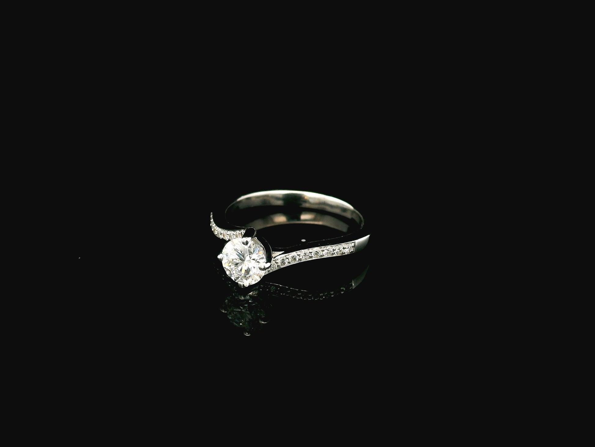 0.51 carat round diamond engagement ring in 18K white gold with curved diamond band – Emirates Diamonds