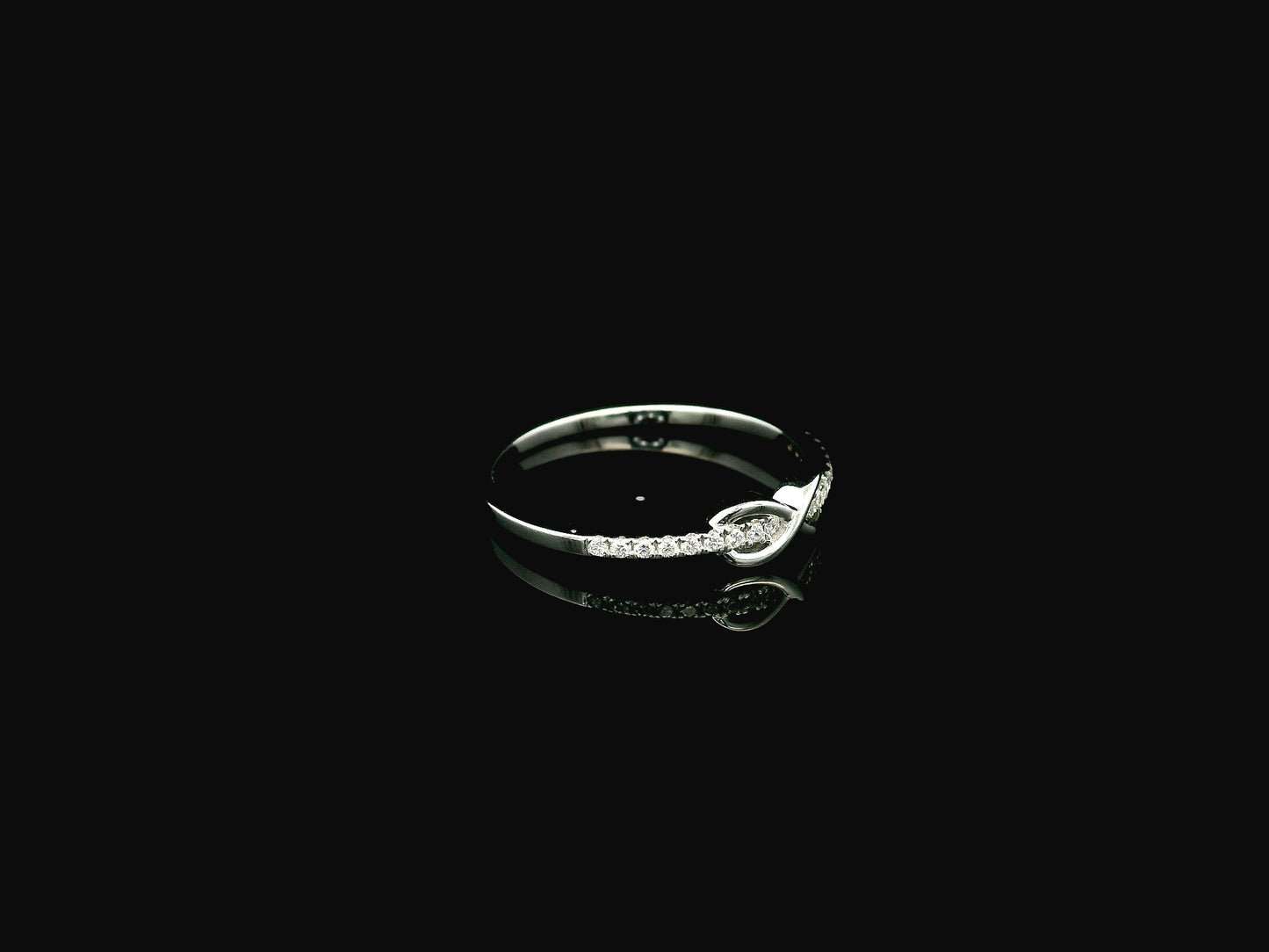 Infinity diamond ring in 18K white gold with 0.11 carat diamonds