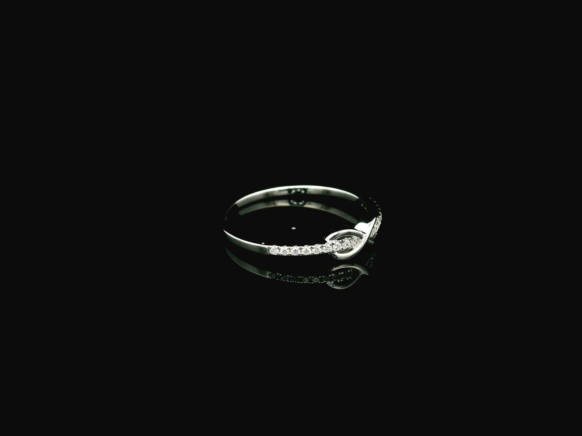 Infinity diamond ring in 18K white gold with 0.11 carat diamonds