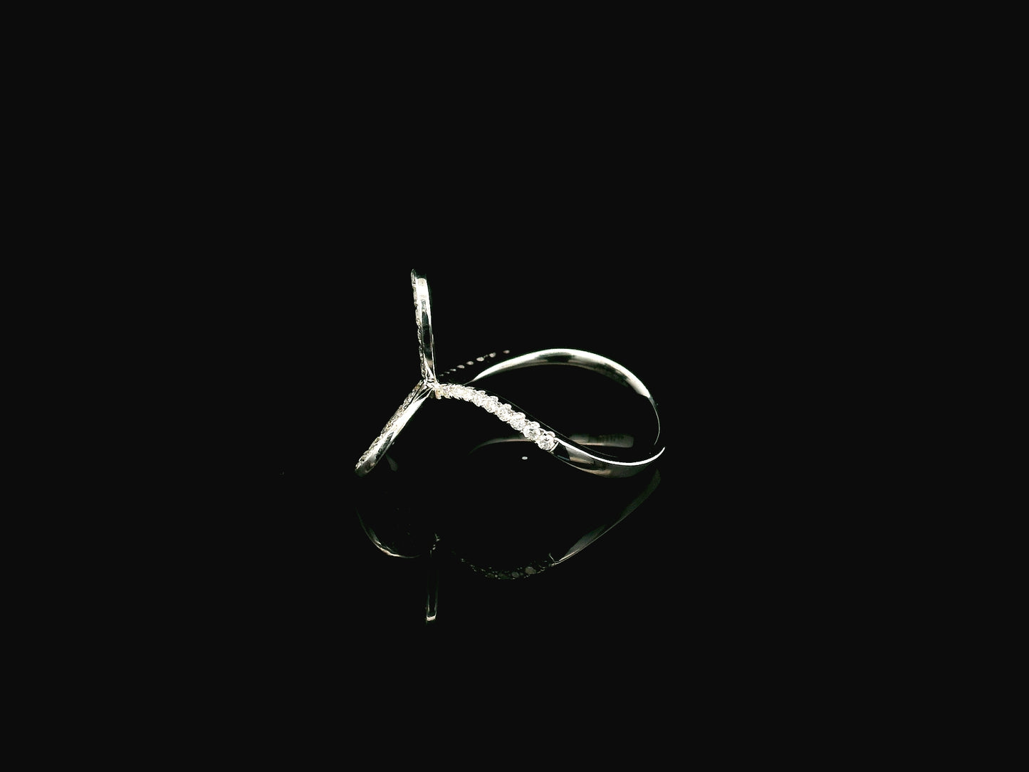 Statement diamond butterfly ring in 18K white gold pavé 1.18 carat