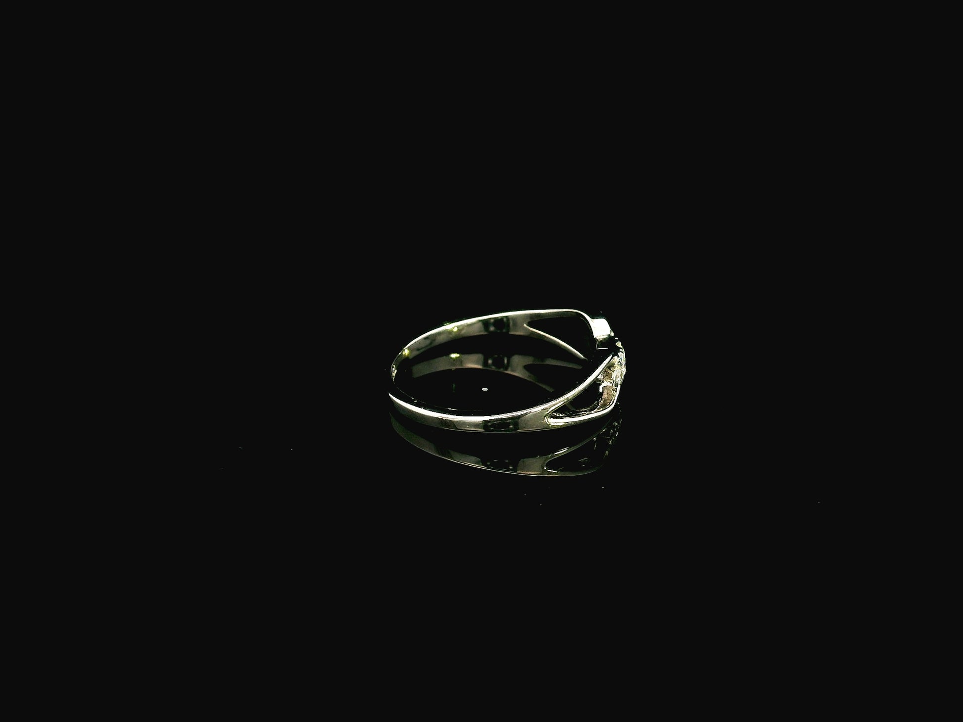 Minimal diamond open link ring in 18K white gold interlocking design