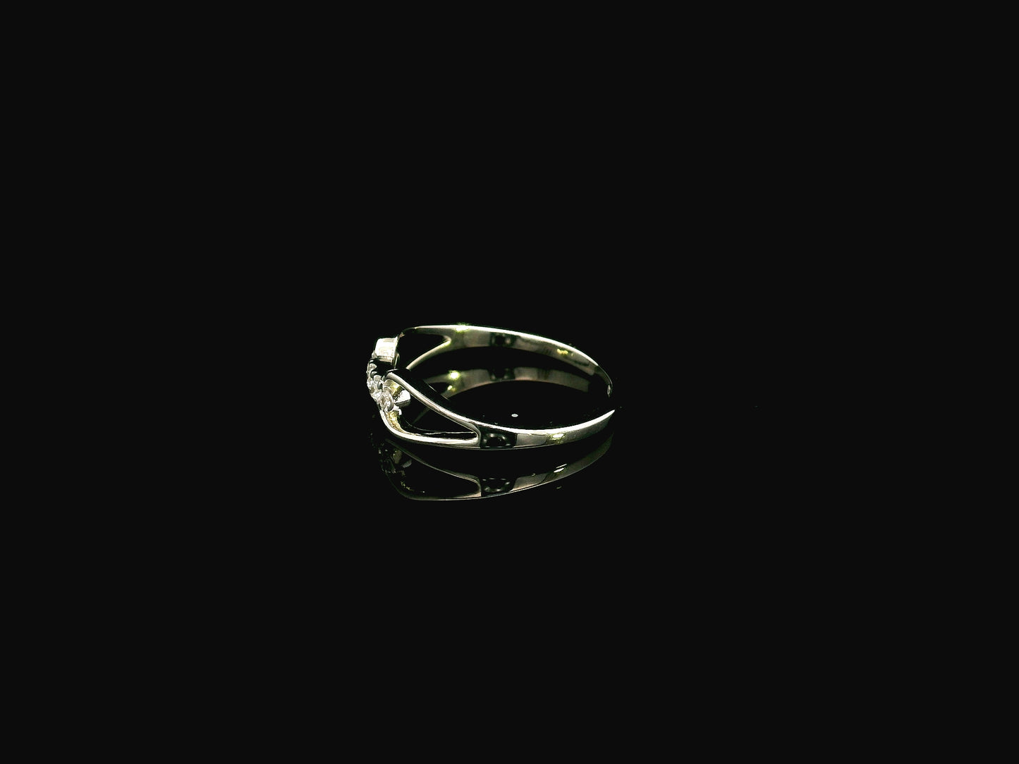 Minimal diamond open link ring in 18K white gold interlocking design