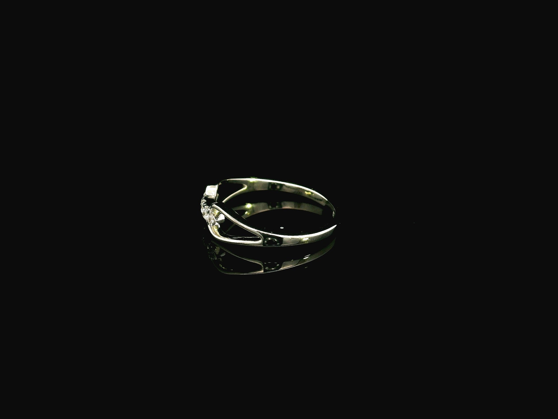 Minimal diamond open link ring in 18K white gold interlocking design