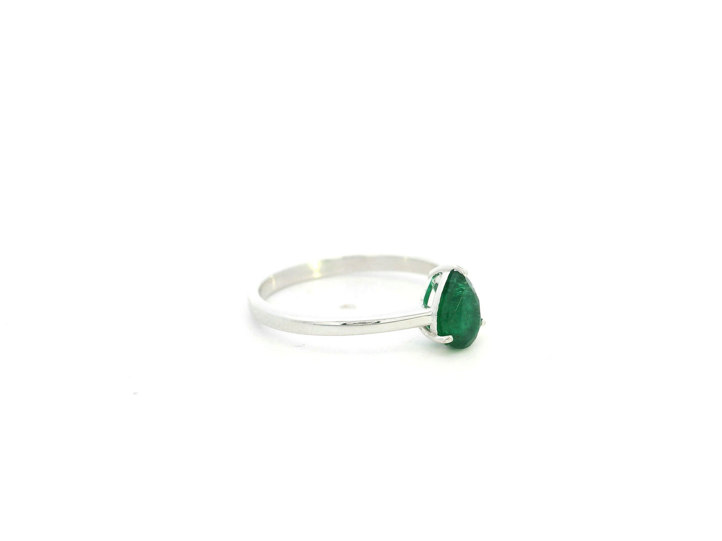 Emerald solitaire ring in 18K white gold with pear-shaped emerald