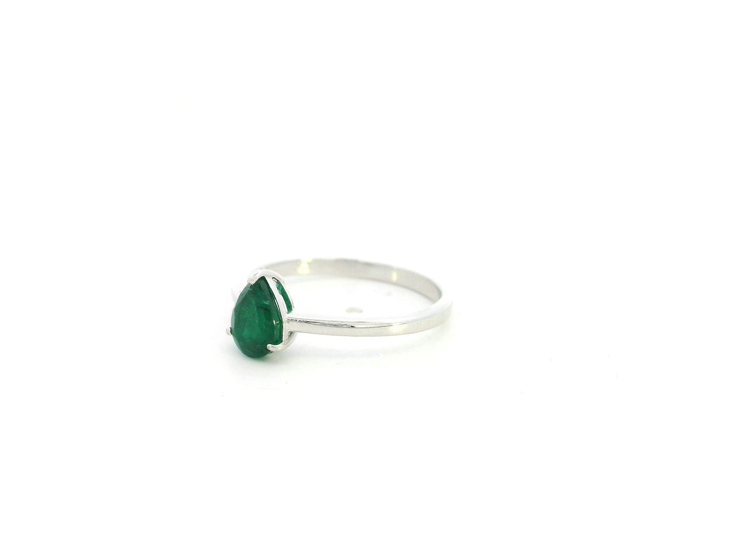 Emerald solitaire ring in 18K white gold with pear-shaped emerald