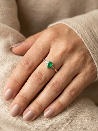 Emerald solitaire ring in 18K white gold with pear-shaped emerald