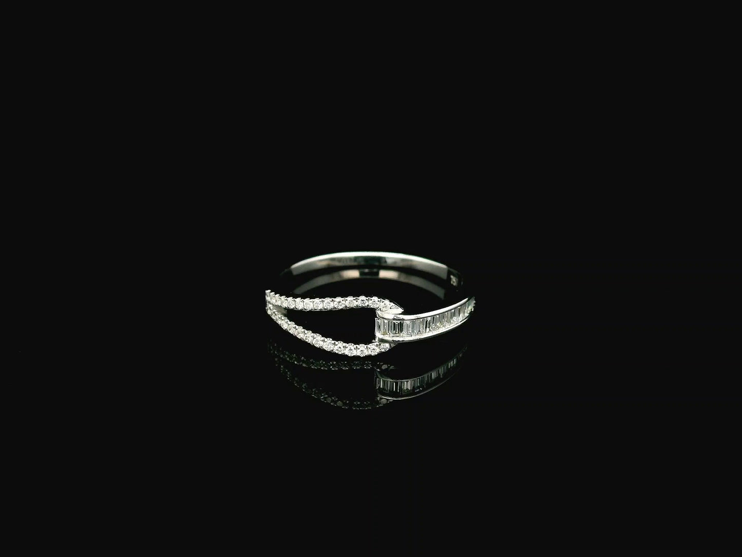 18K white gold open diamond ring with baguette and pavé diamonds 0.27 carat – Emirates Diamonds