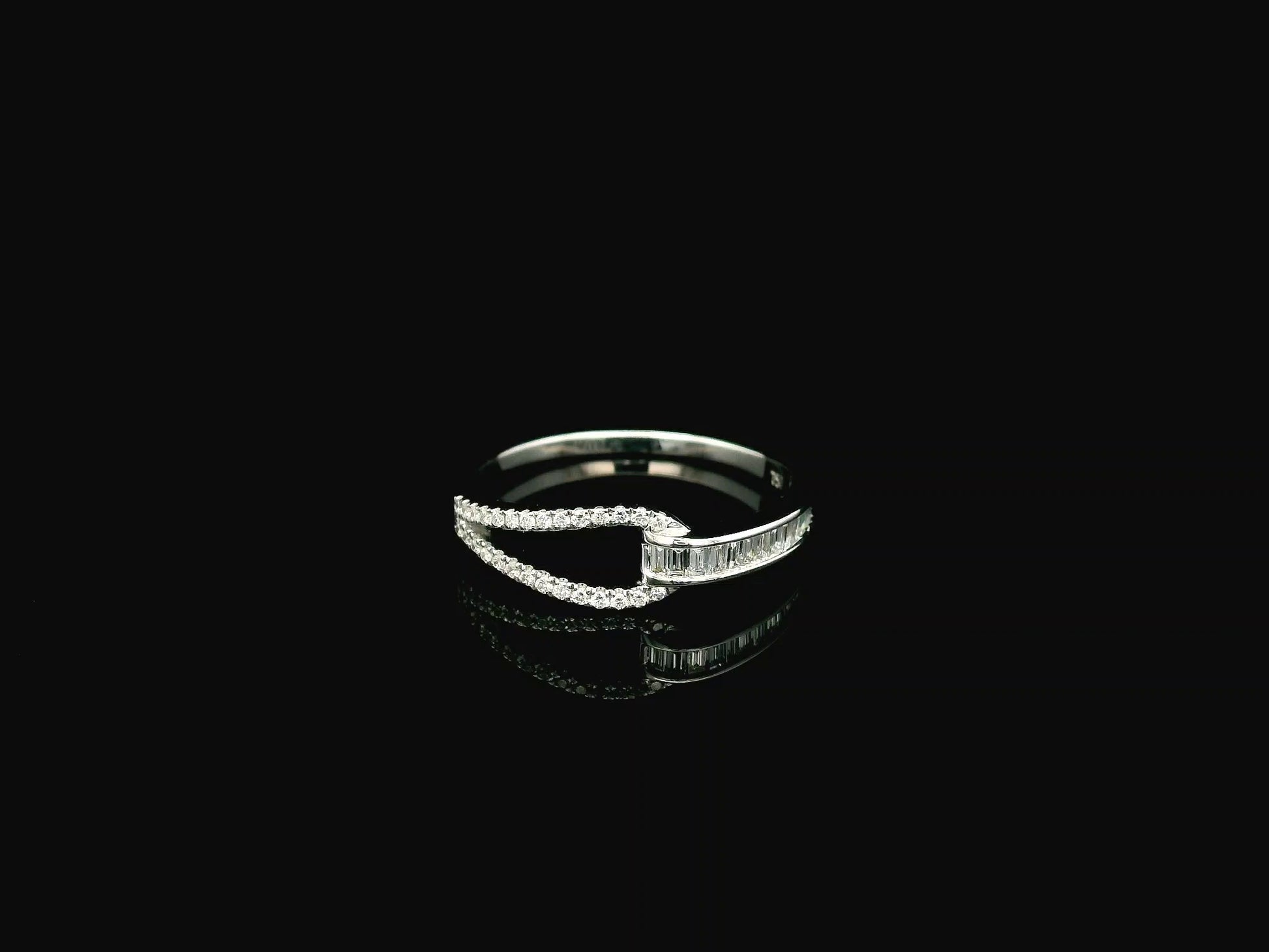 18K white gold open diamond ring with baguette and pavé diamonds 0.27 carat – Emirates Diamonds
