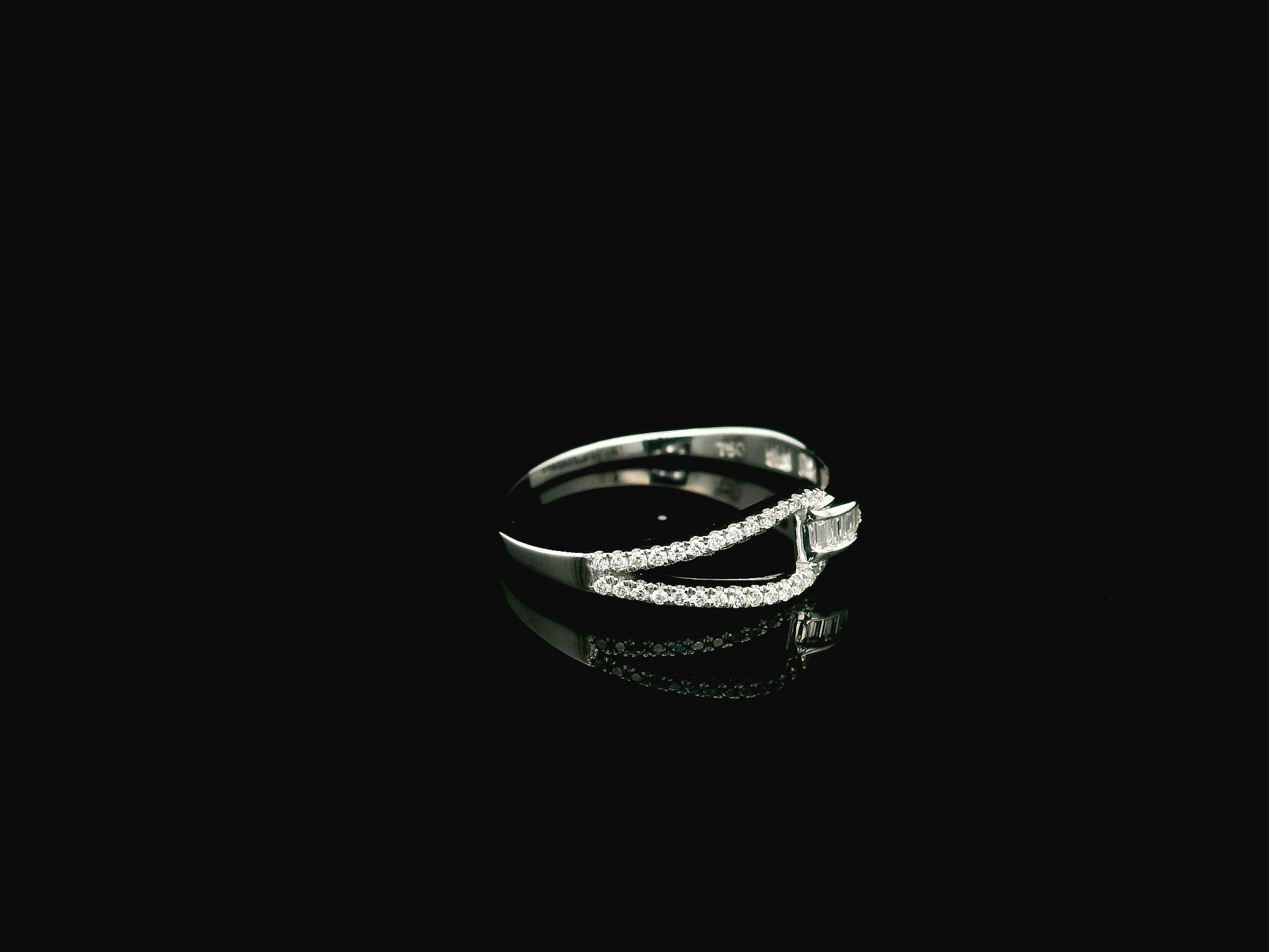 18K white gold open diamond ring with baguette and pavé diamonds 0.27 carat – Emirates Diamonds