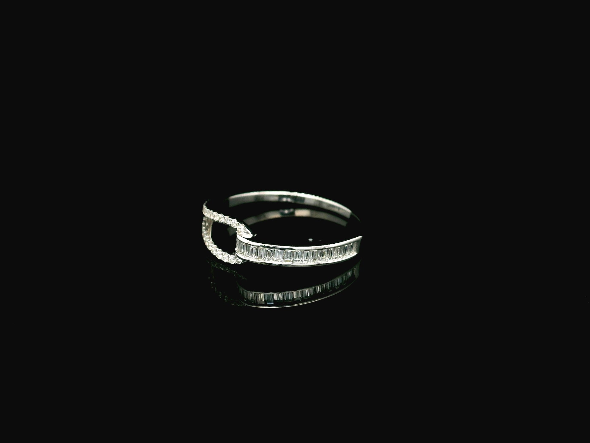 18K white gold open diamond ring with baguette and pavé diamonds 0.27 carat – Emirates Diamonds
