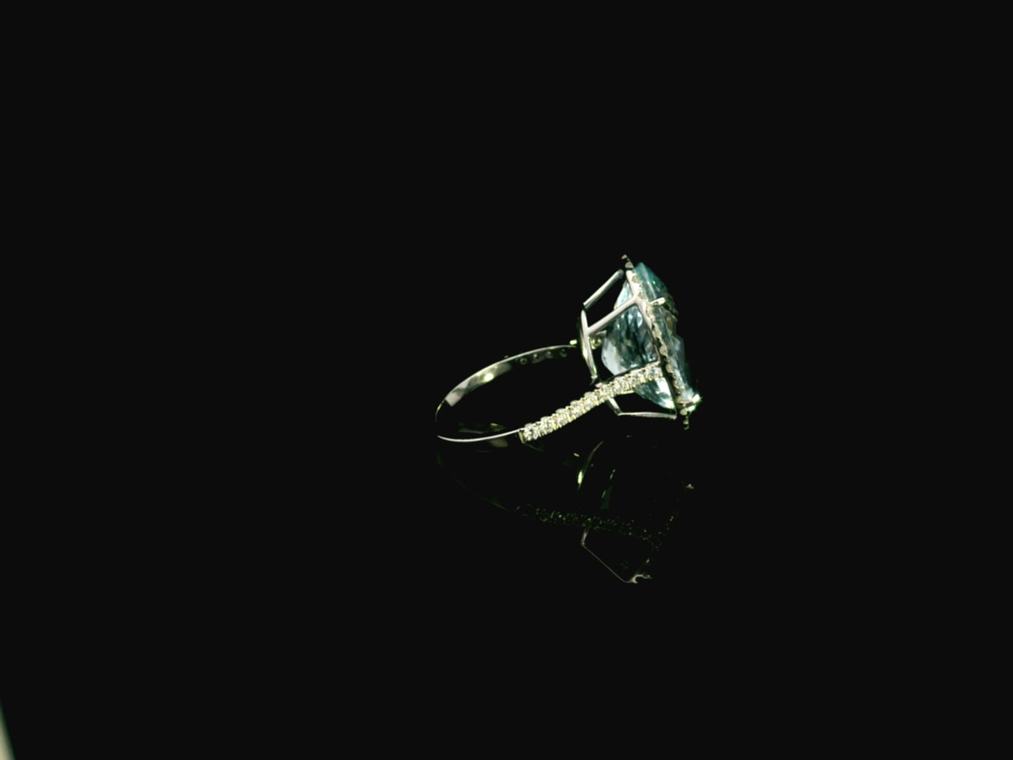 18K white gold aquamarine diamond halo ring 10.47 carat oval aquamarine with diamond halo – Emirates Diamonds