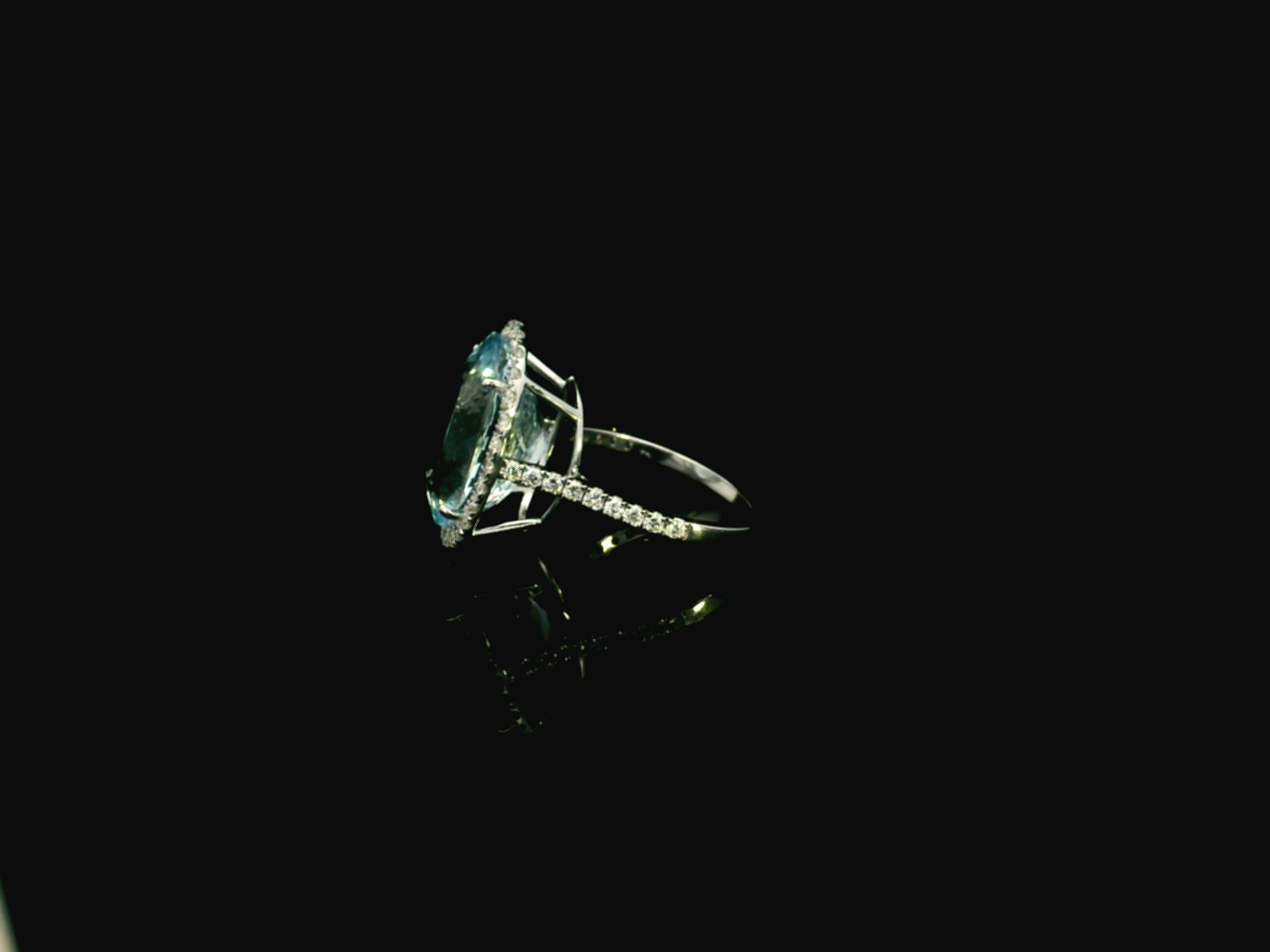 18K white gold aquamarine diamond halo ring 10.47 carat oval aquamarine with diamond halo – Emirates Diamonds