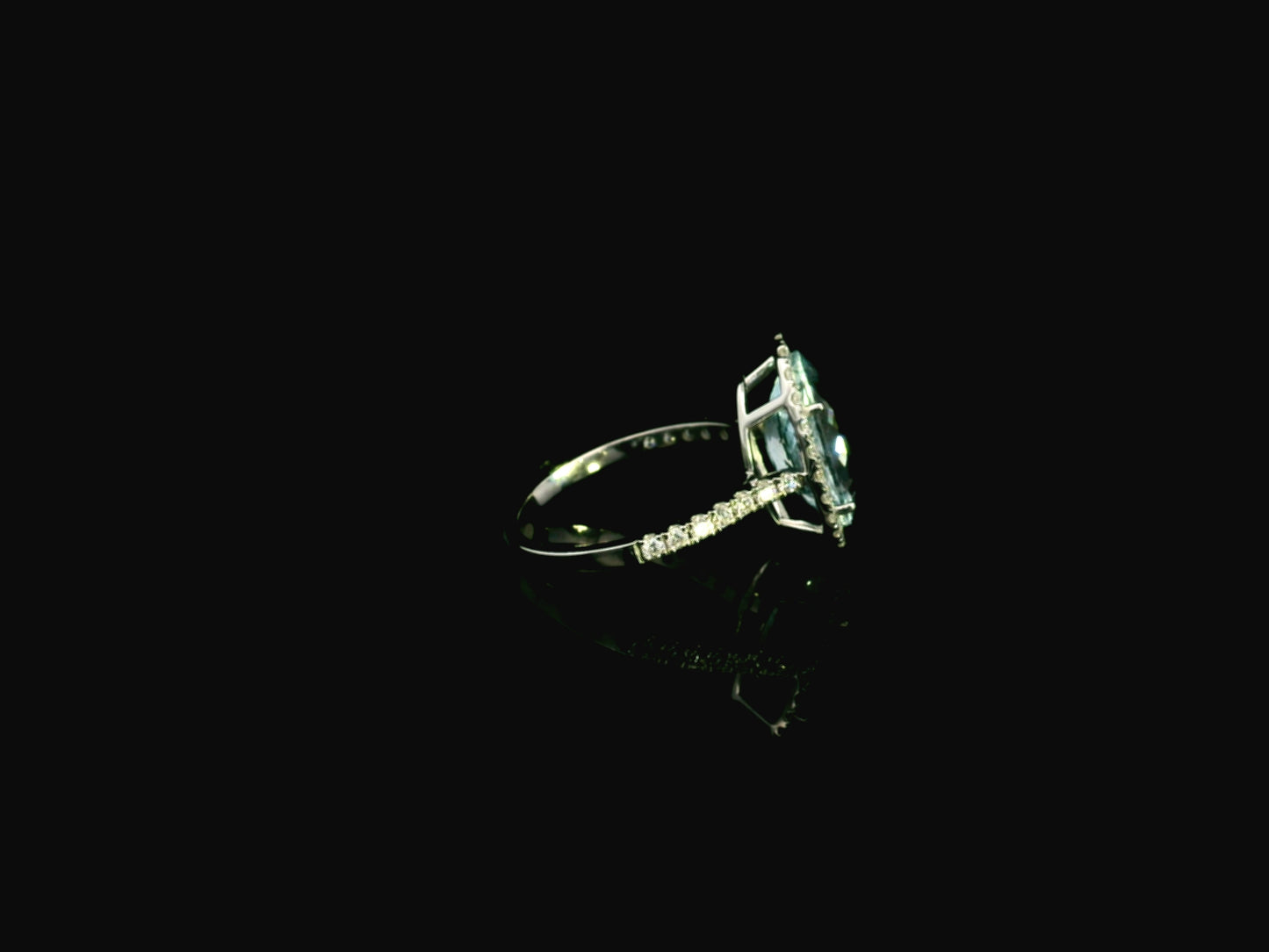 18K white gold aquamarine diamond halo ring 3.80 carat oval aquamarine with diamond halo – Emirates Diamonds