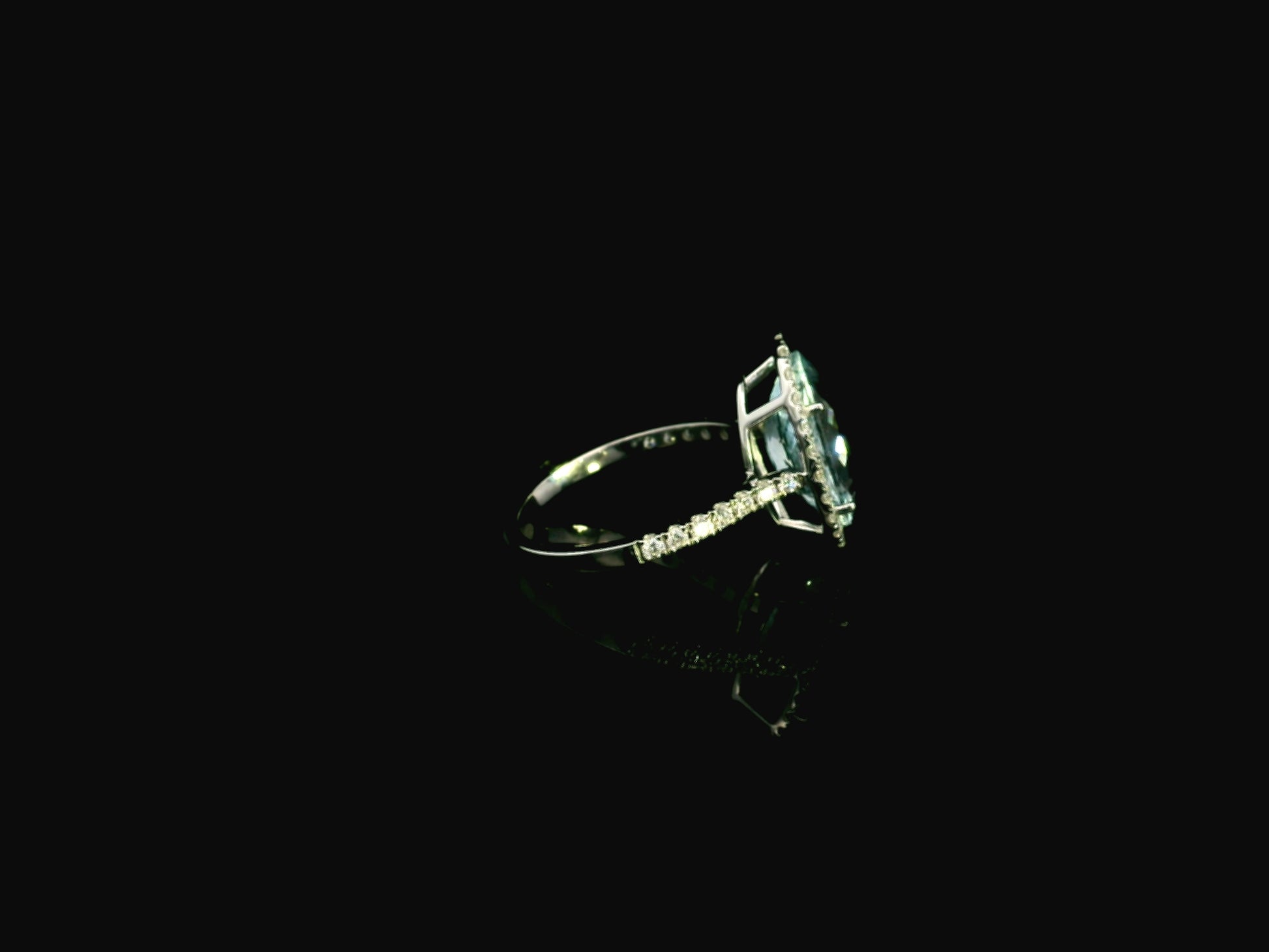 18K white gold aquamarine diamond halo ring 3.80 carat oval aquamarine with diamond halo – Emirates Diamonds