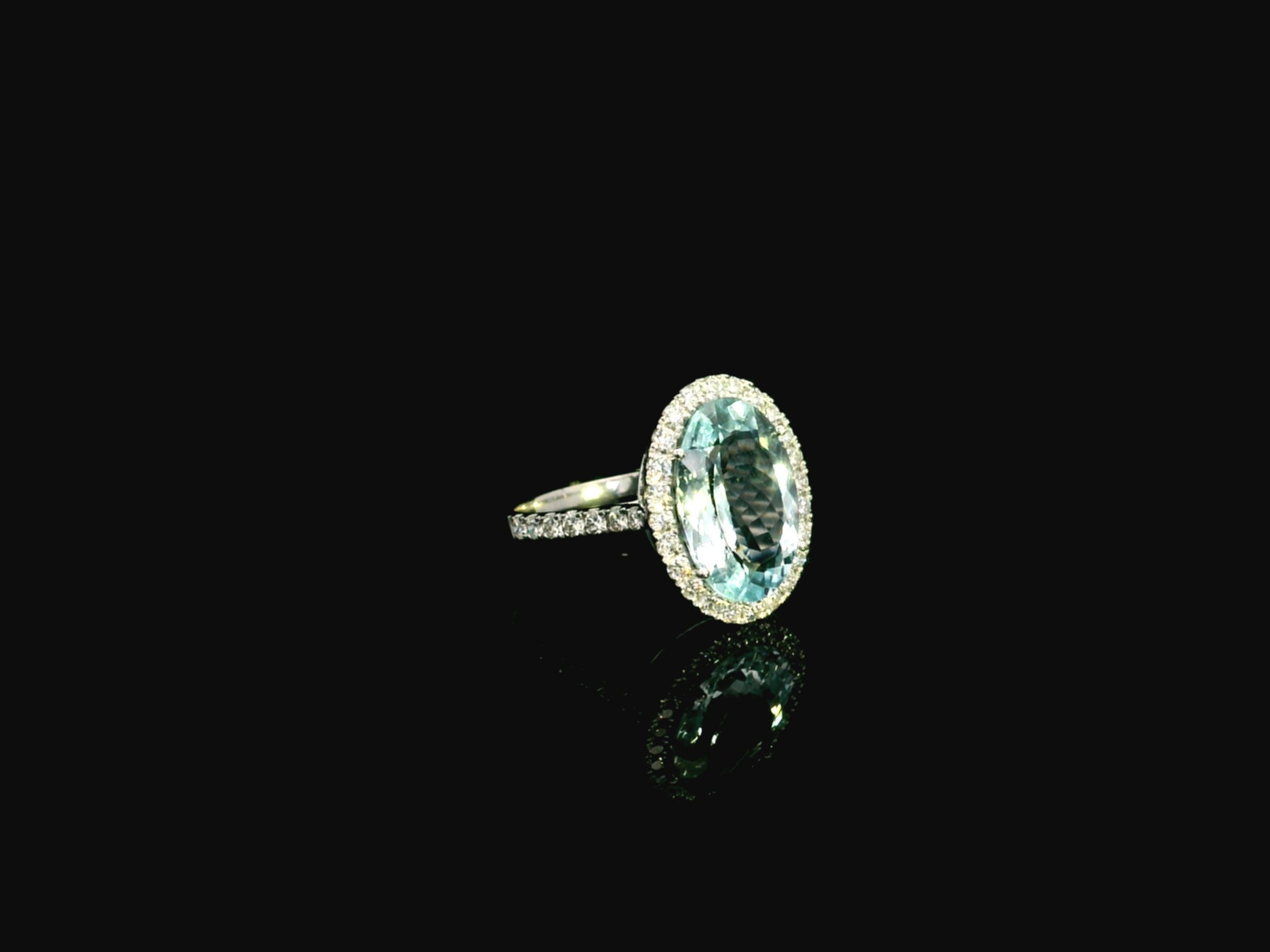 18K white gold aquamarine diamond halo ring 3.80 carat oval aquamarine with diamond halo – Emirates Diamonds