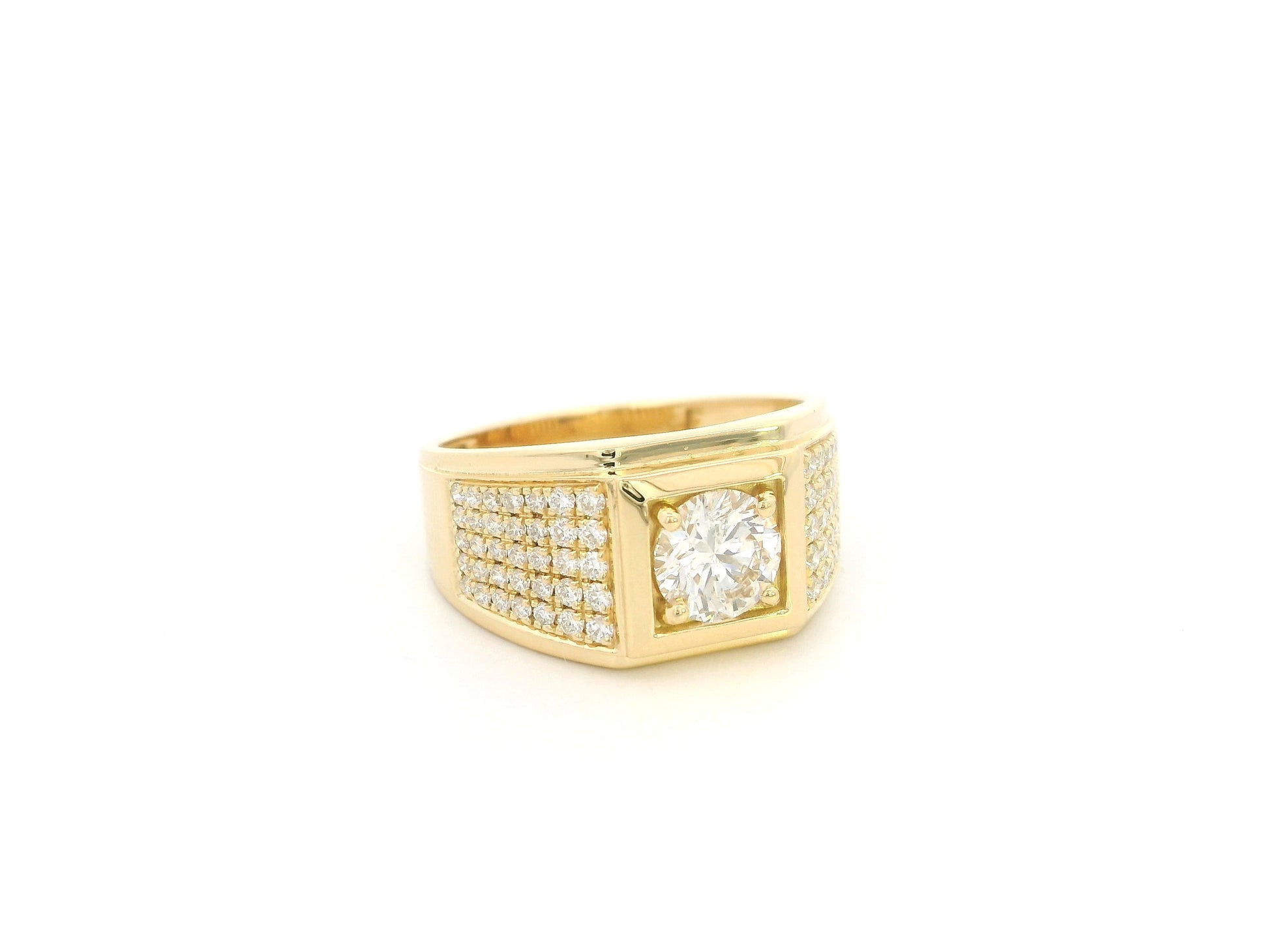 18K yellow gold men's diamond ring featuring a GIA certified 1.00 carat round brilliant diamond with 0.58 carat diamond-set shoulders.