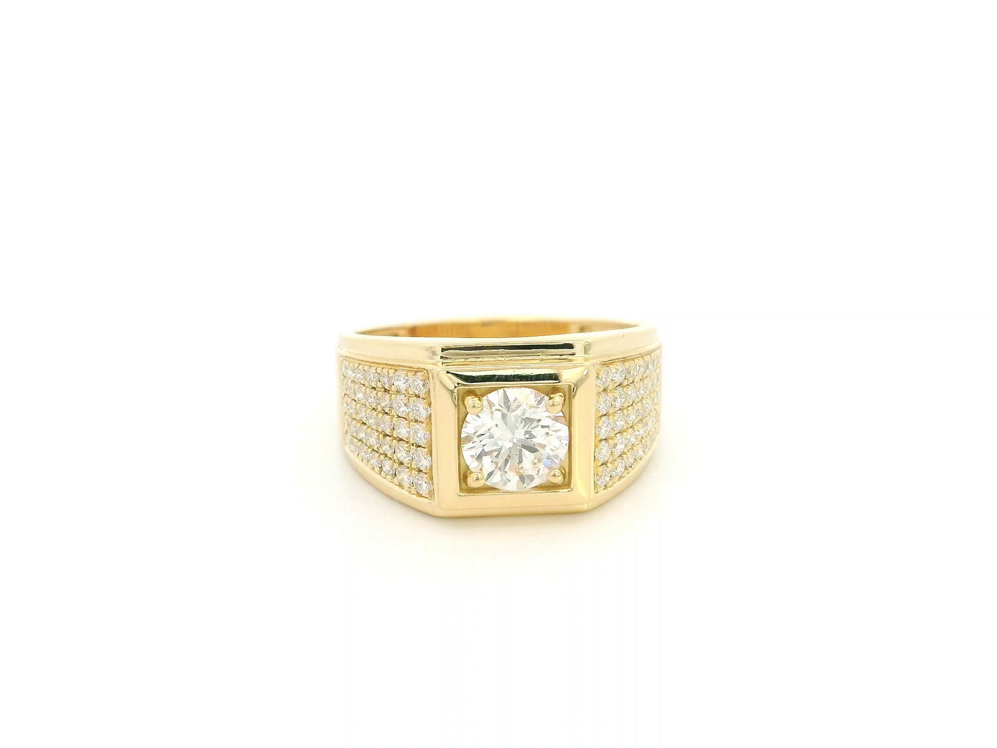18K yellow gold men's diamond ring featuring a GIA certified 1.00 carat round brilliant diamond with 0.58 carat diamond-set shoulders.
