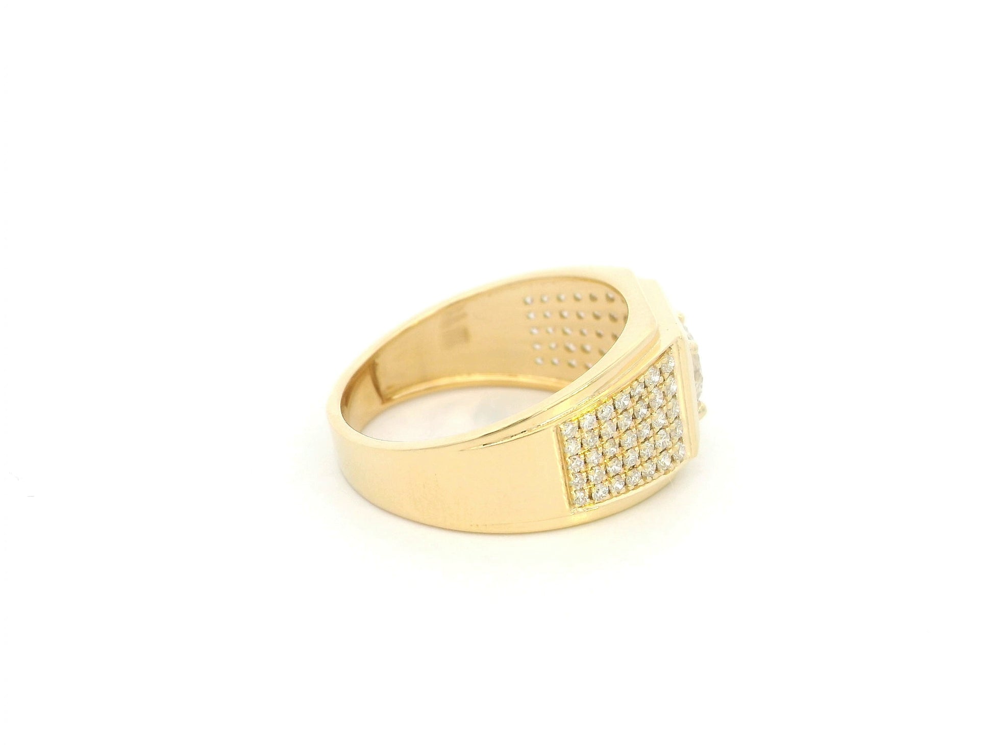 18K yellow gold men's diamond ring featuring a GIA certified 1.00 carat round brilliant diamond with 0.58 carat diamond-set shoulders.