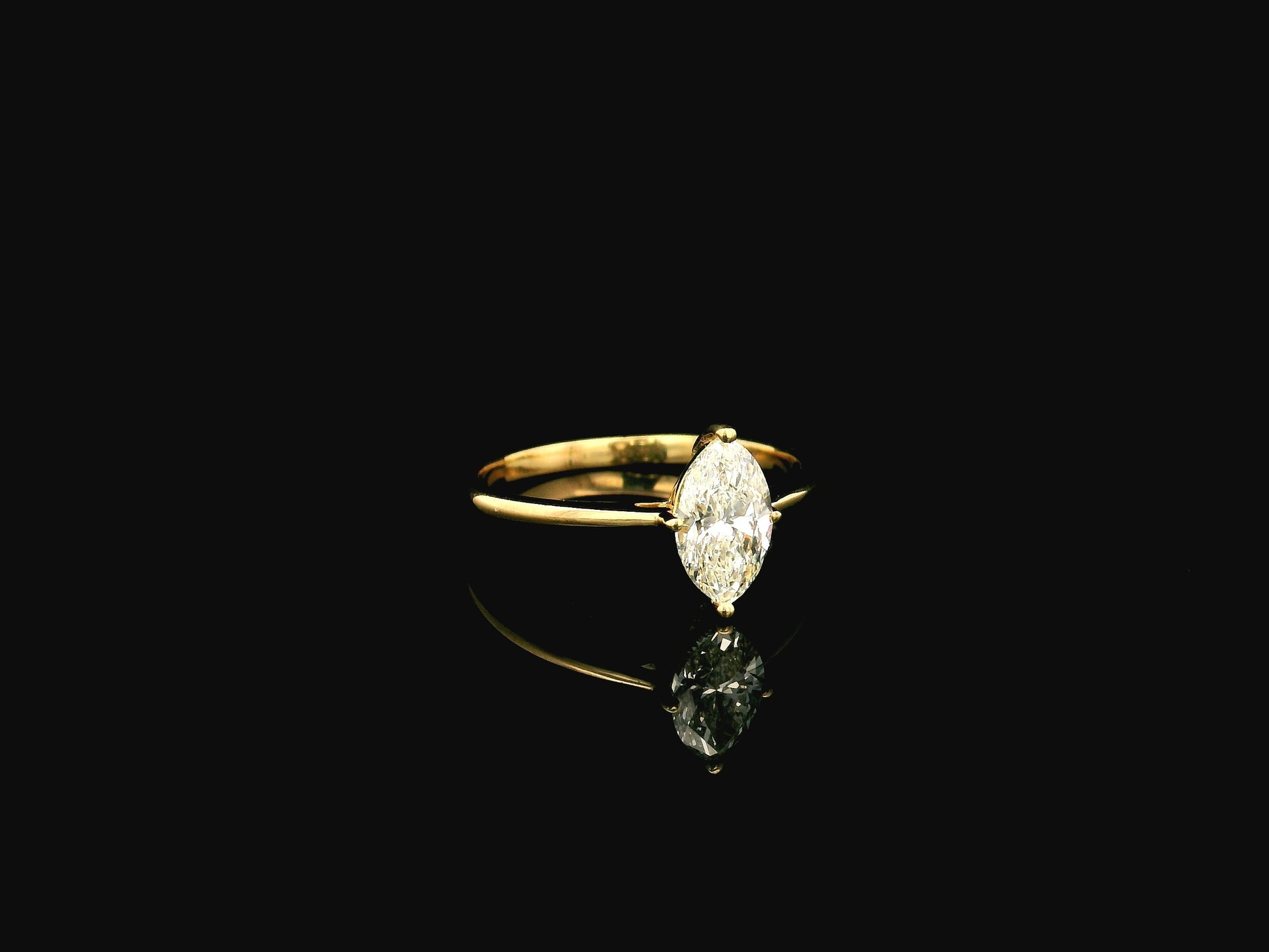 1.01 carat marquise diamond solitaire ring in 18K yellow gold IGI certified VS1 diamond