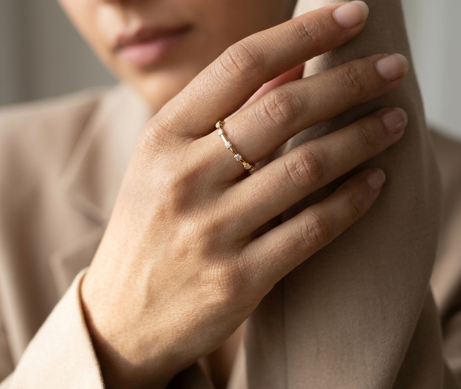 Diamond band ring in 18K yellow gold with round natural diamonds
