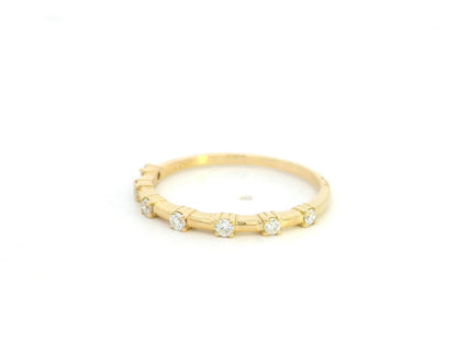 Diamond band ring in 18K yellow gold with round natural diamonds