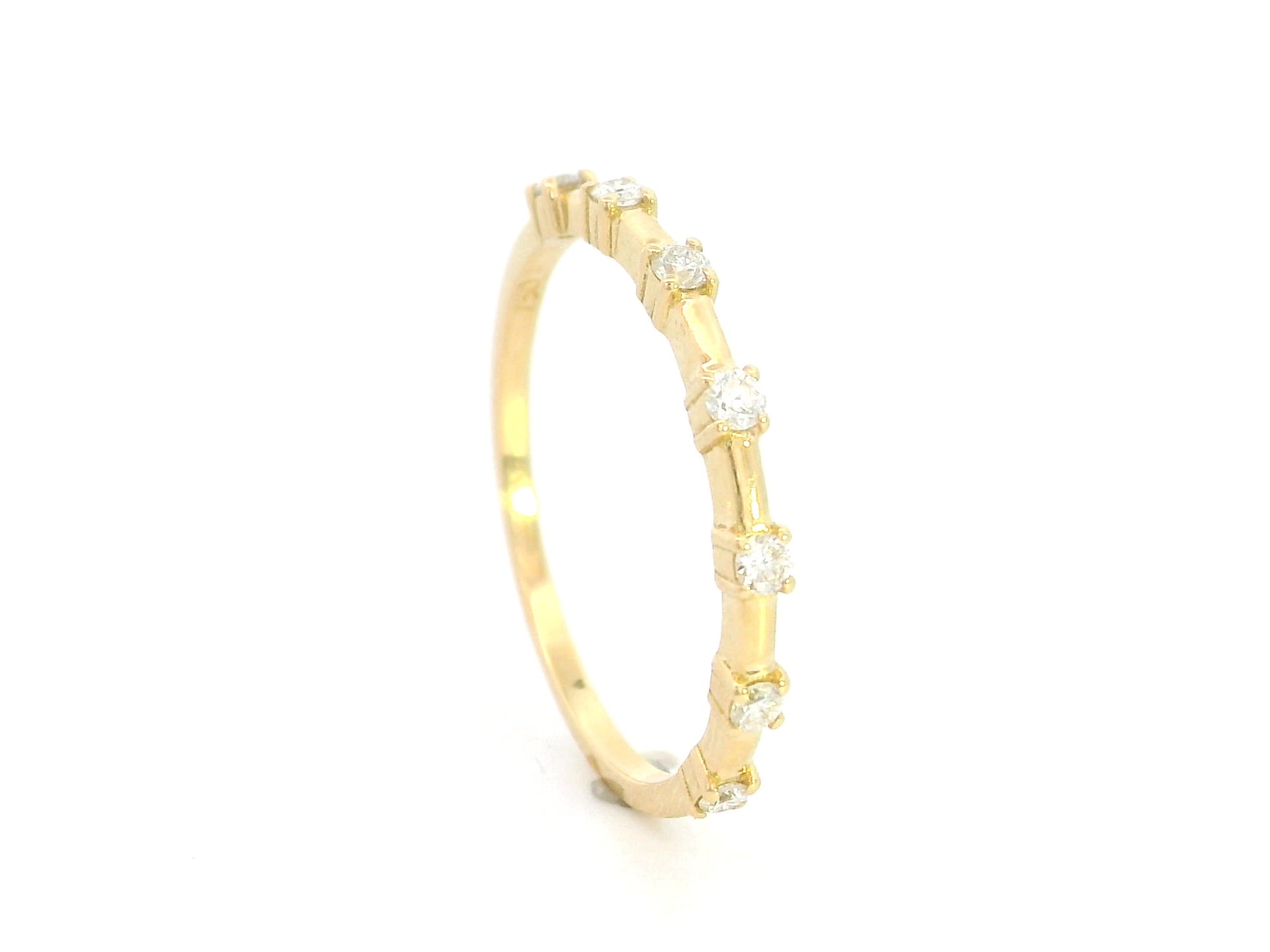 Diamond band ring in 18K yellow gold with round natural diamonds