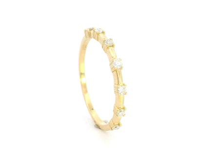 Diamond band ring in 18K yellow gold with round natural diamonds