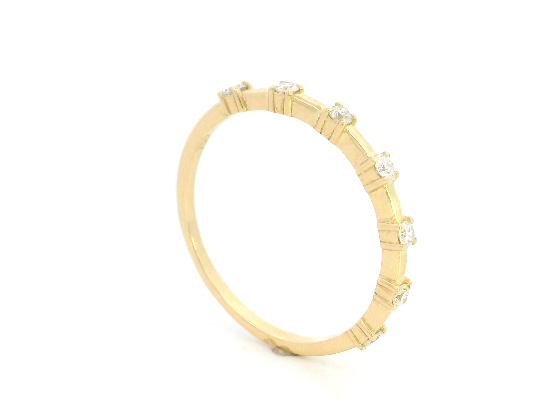 Diamond band ring in 18K yellow gold with round natural diamonds