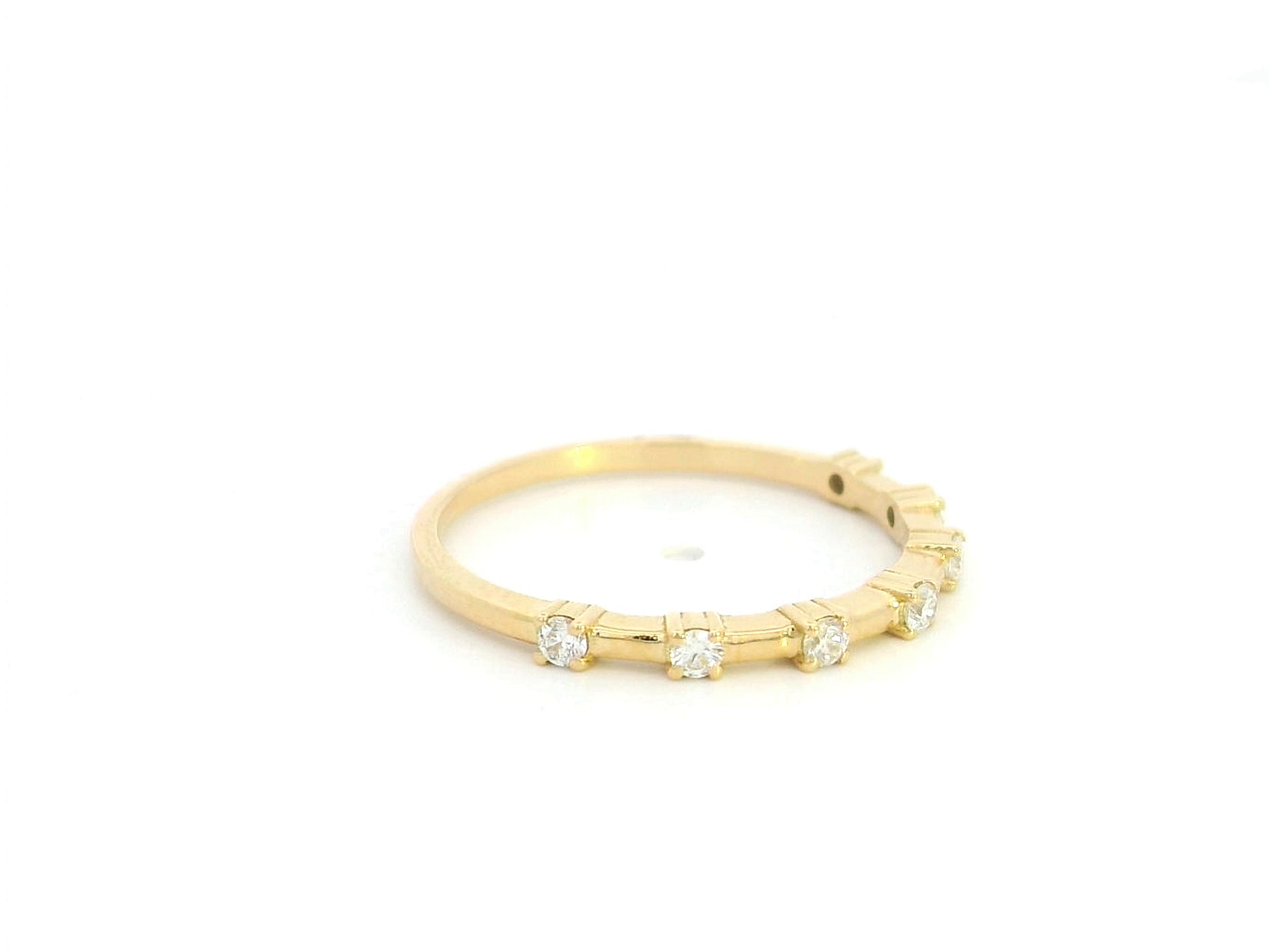Diamond band ring in 18K yellow gold with round natural diamonds
