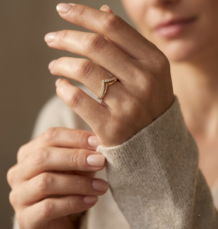18K yellow gold diamond chevron contour ring with pavé-set natural diamonds