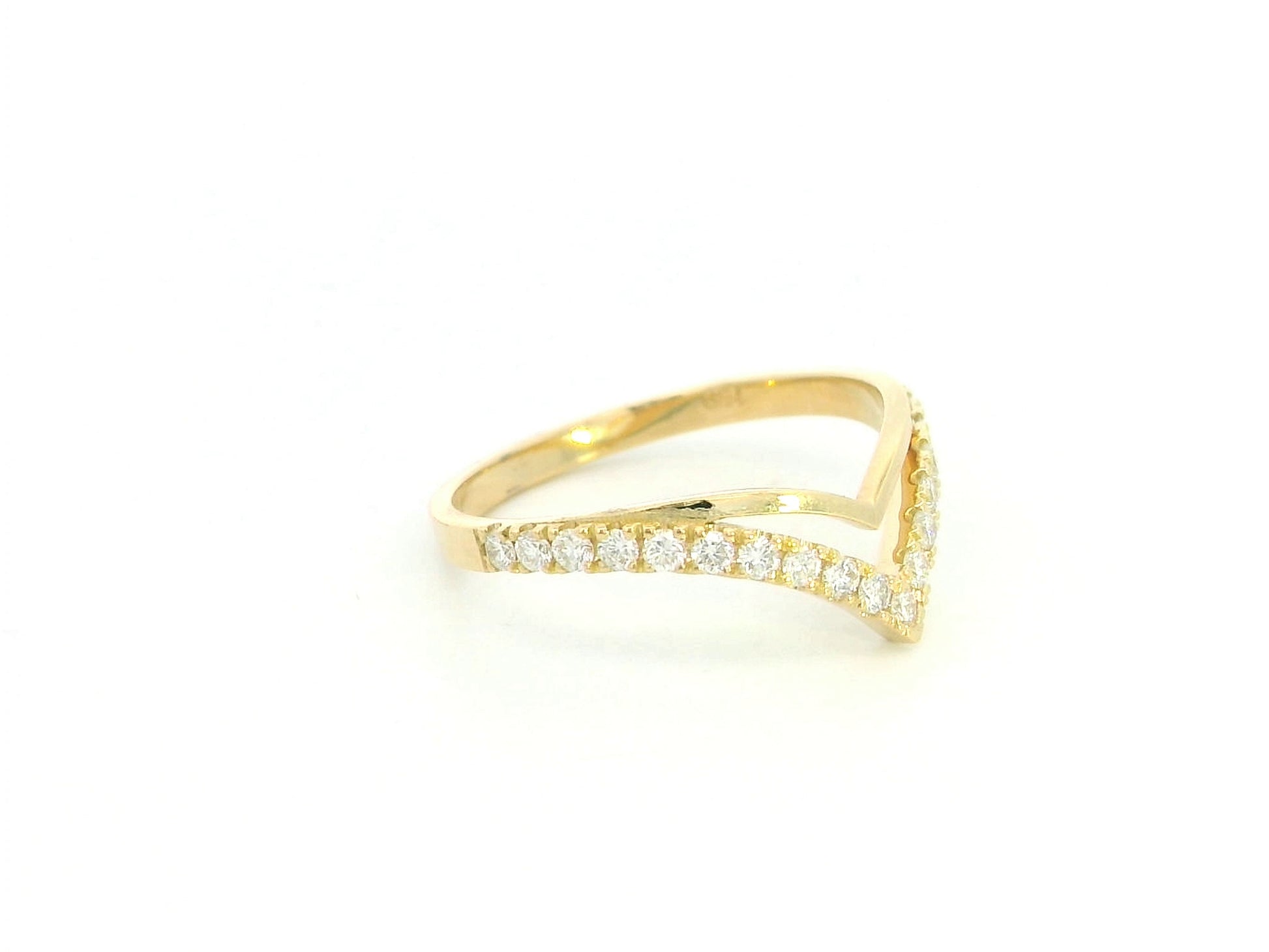 18K yellow gold diamond chevron contour ring with pavé-set natural diamonds