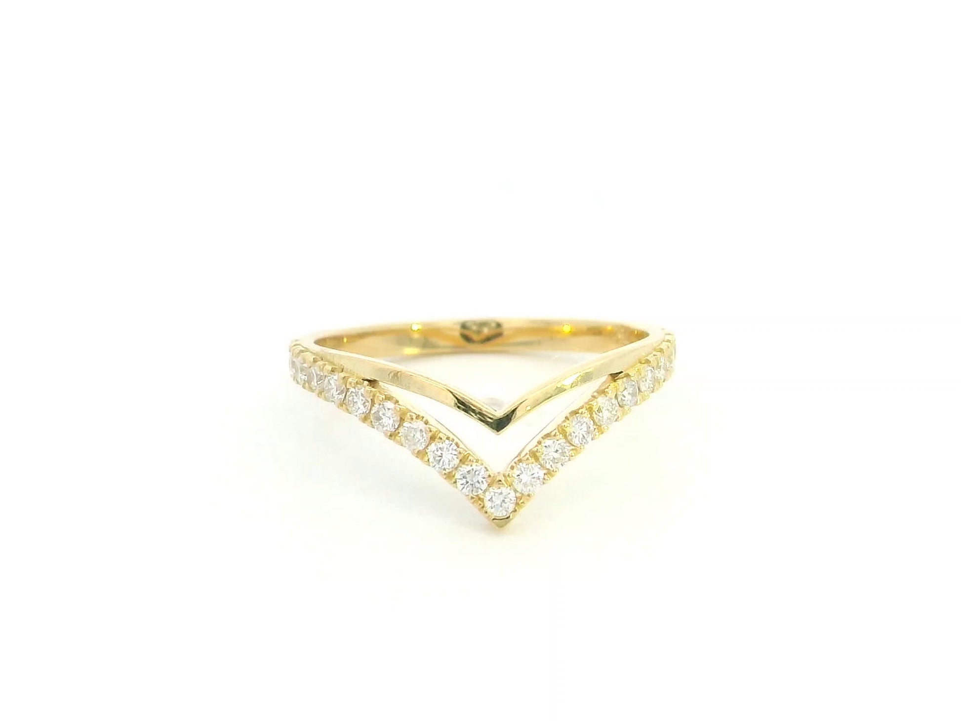 18K yellow gold diamond chevron contour ring with pavé-set natural diamonds
