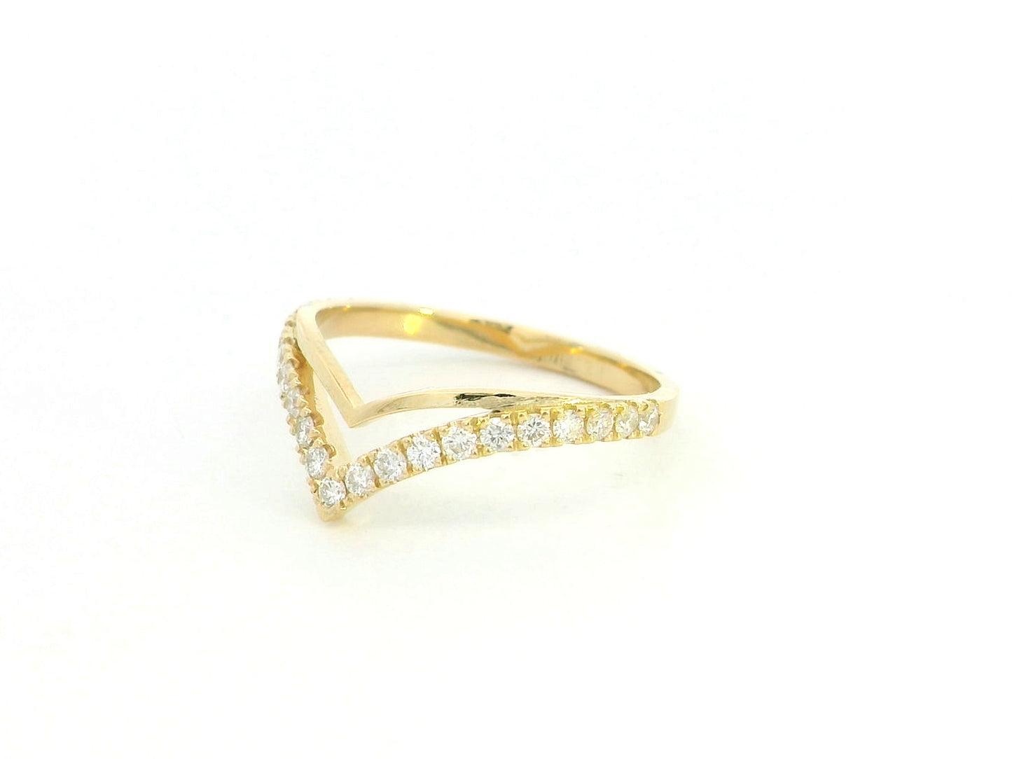 18K yellow gold diamond chevron contour ring with pavé-set natural diamonds