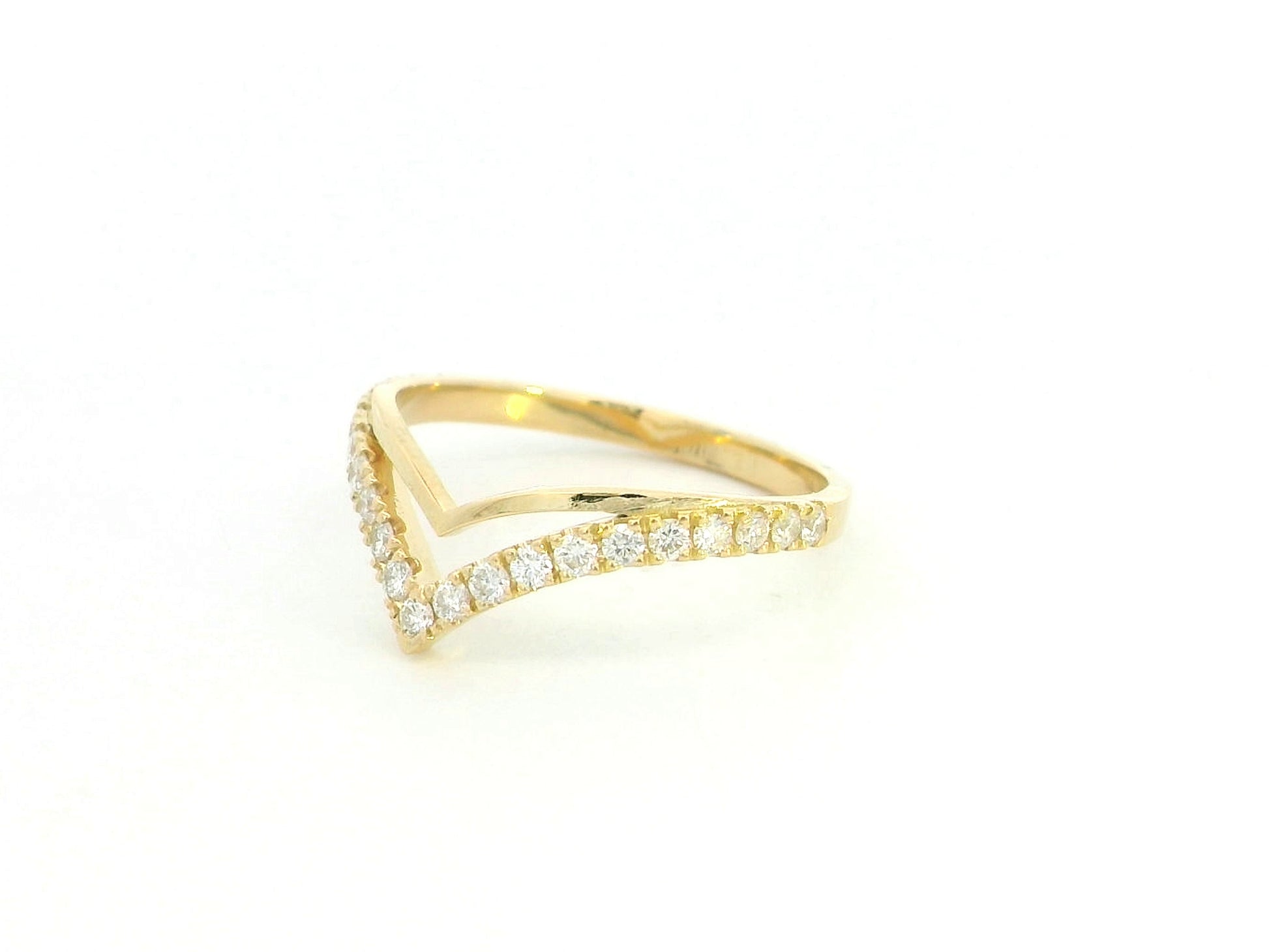 18K yellow gold diamond chevron contour ring with pavé-set natural diamonds