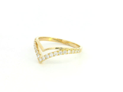 18K yellow gold diamond chevron contour ring with pavé-set natural diamonds