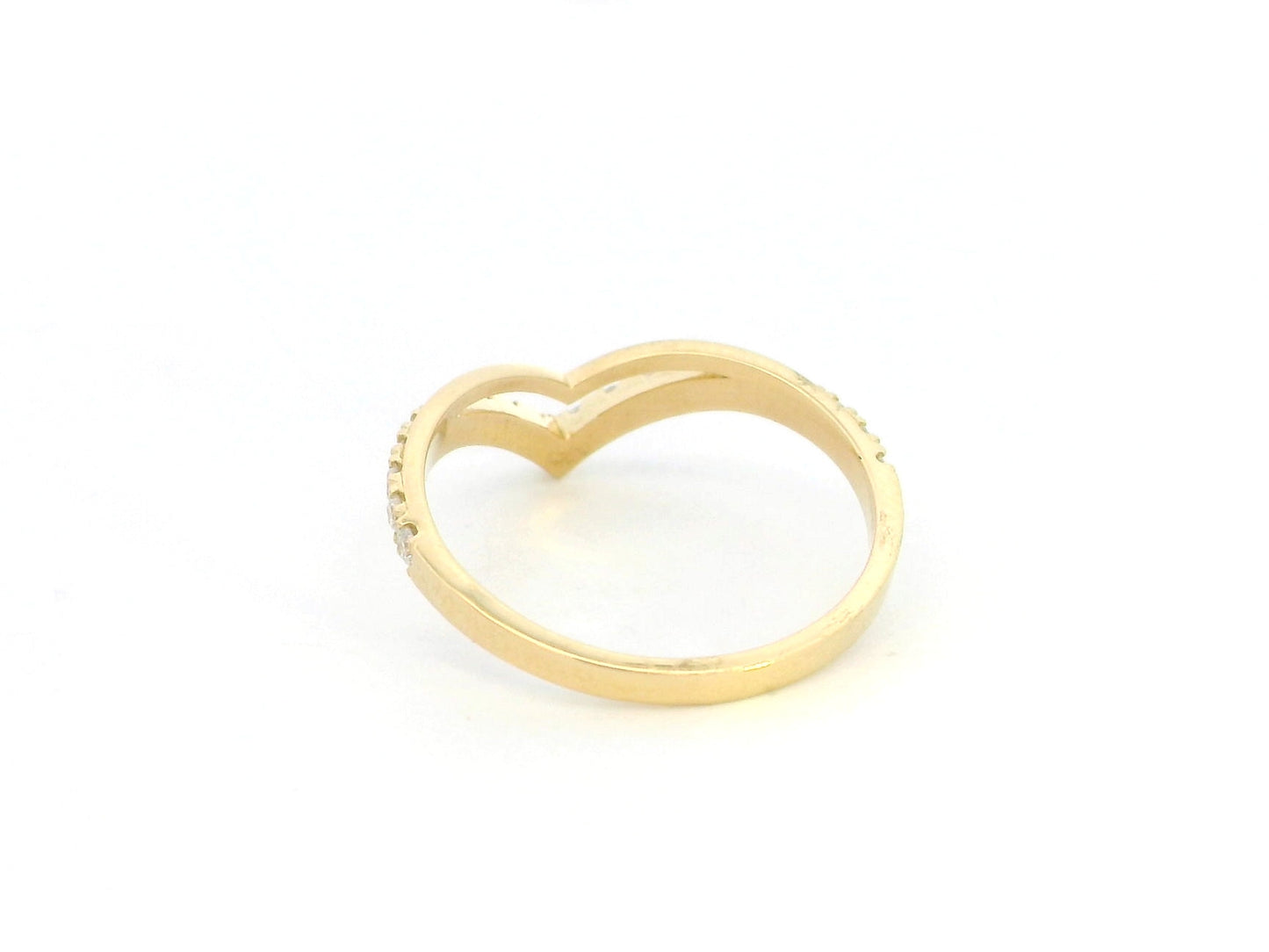 18K yellow gold diamond chevron contour ring with pavé-set natural diamonds