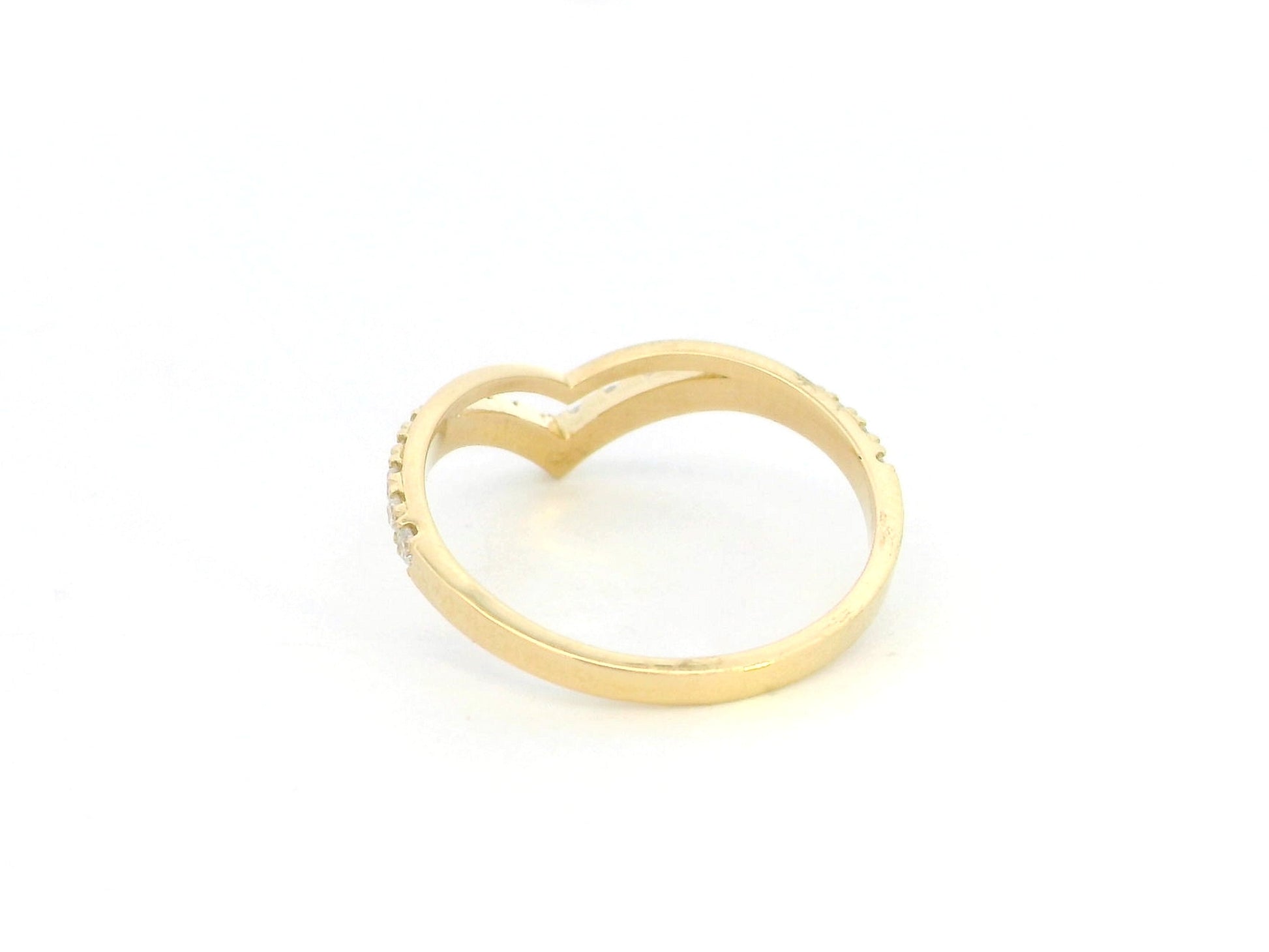 18K yellow gold diamond chevron contour ring with pavé-set natural diamonds