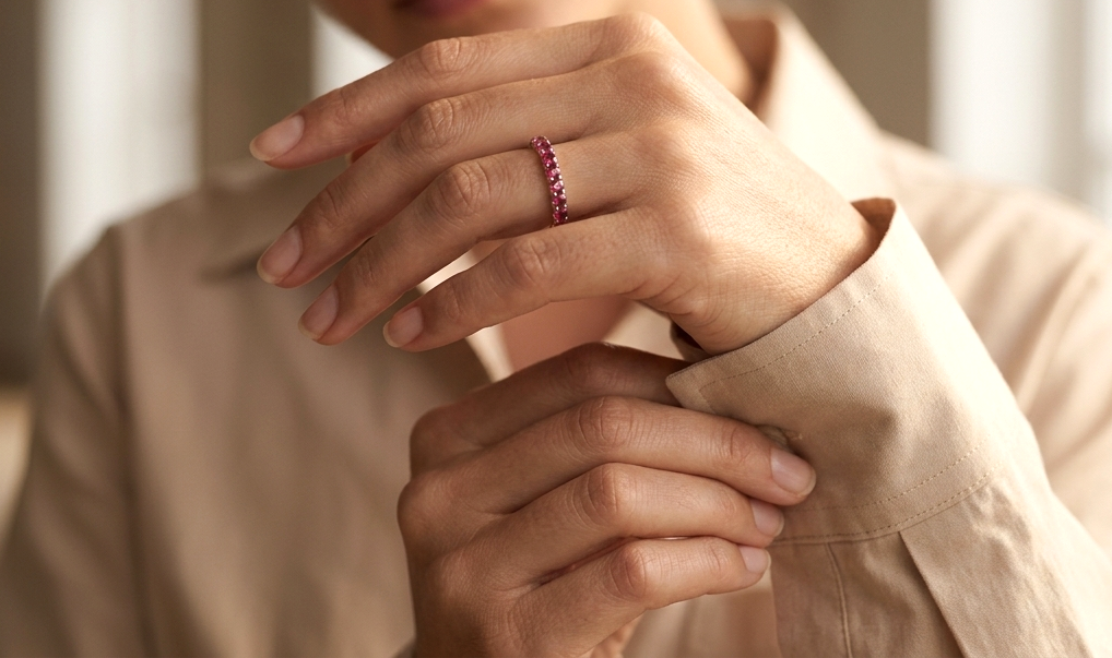 Ruby band ring in 18K yellow gold with natural ruby gemstones