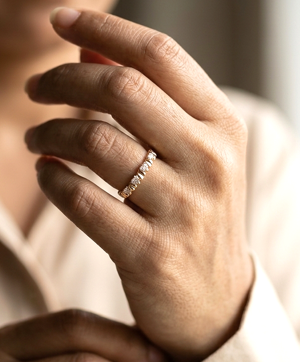 18K yellow gold diamond heart ring featuring alternating heart motifs and diamond clusters with a total diamond weight of 0.21 carat.