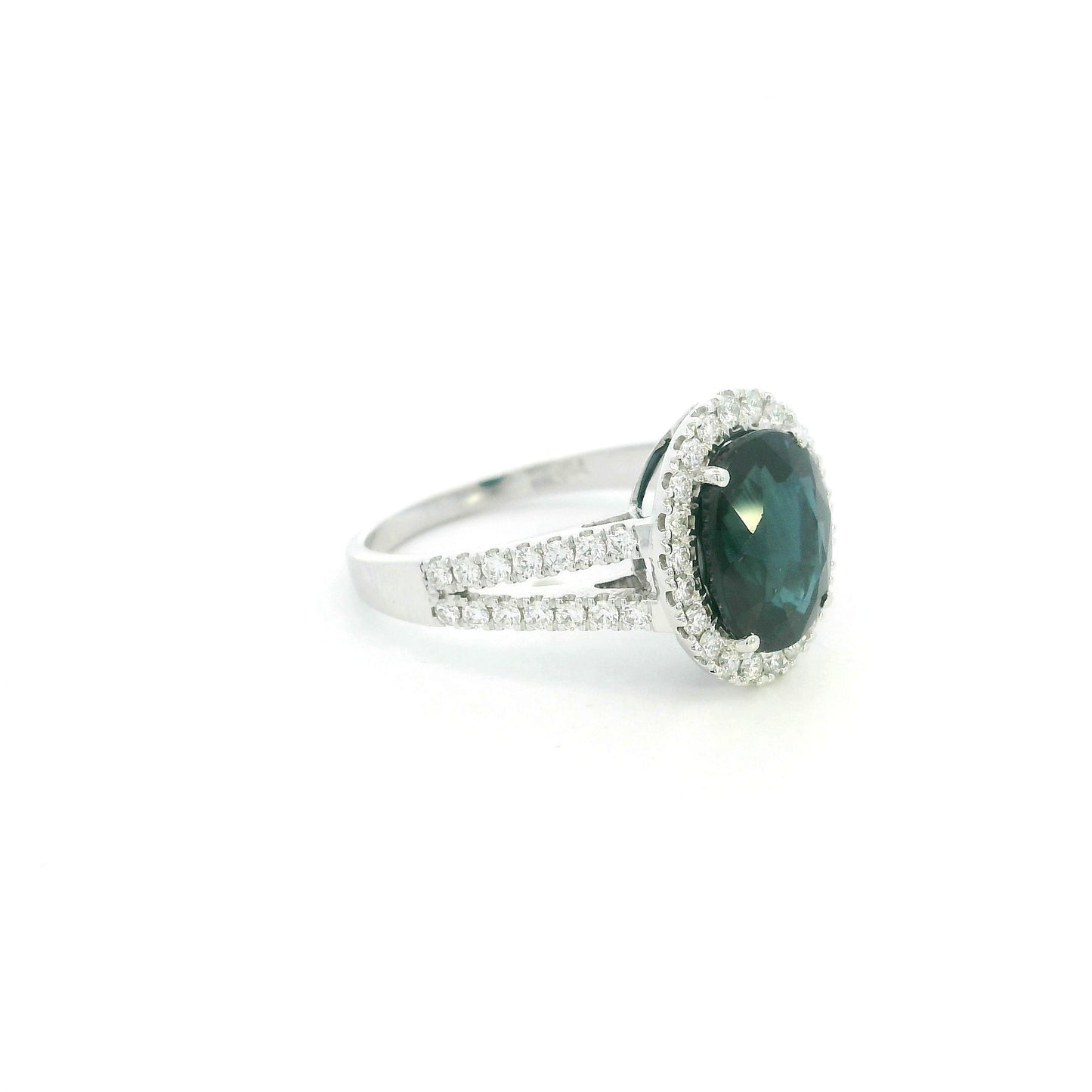 Oval blue sapphire halo ring in 18K white gold with diamond split shank band