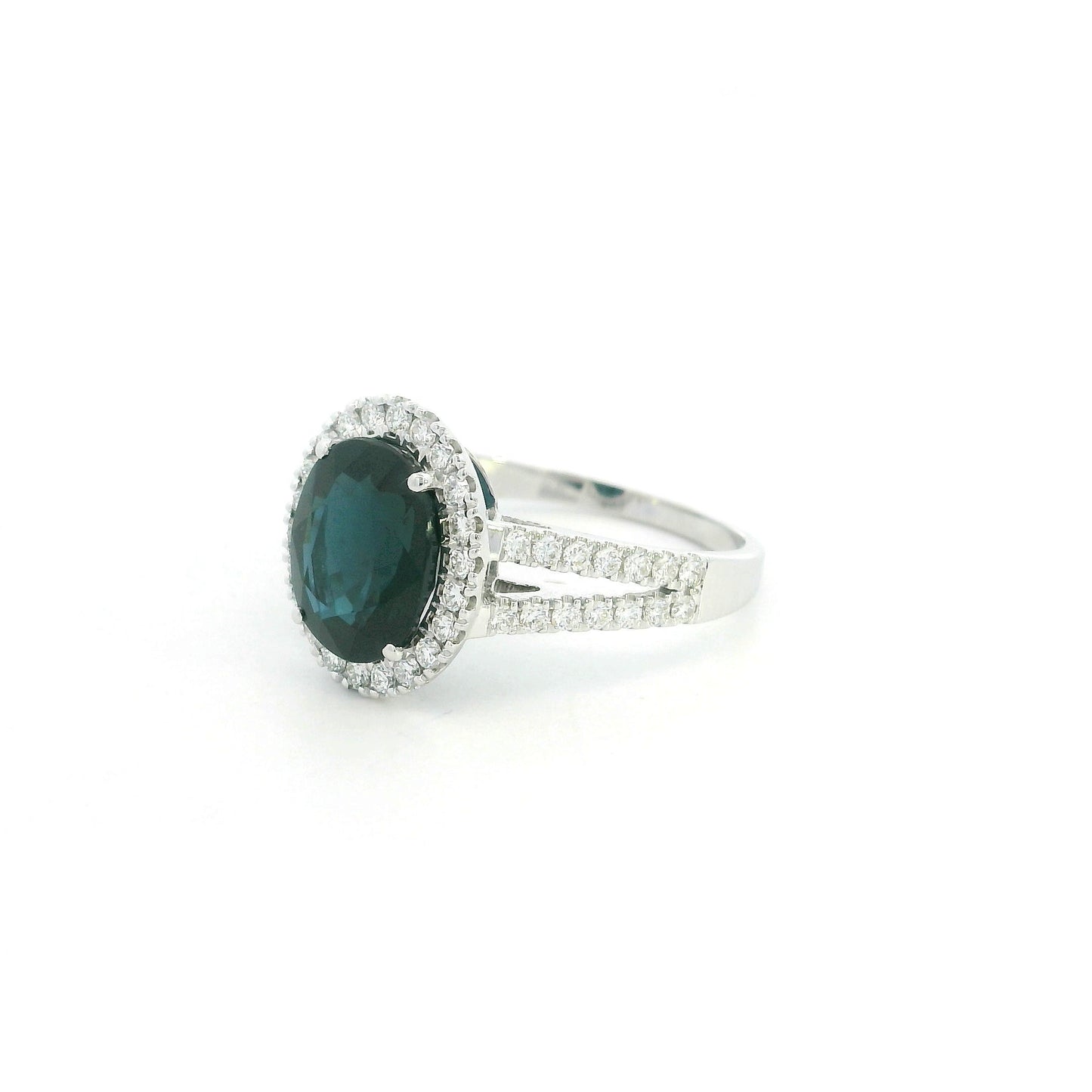 Oval blue sapphire halo ring in 18K white gold with diamond split shank band