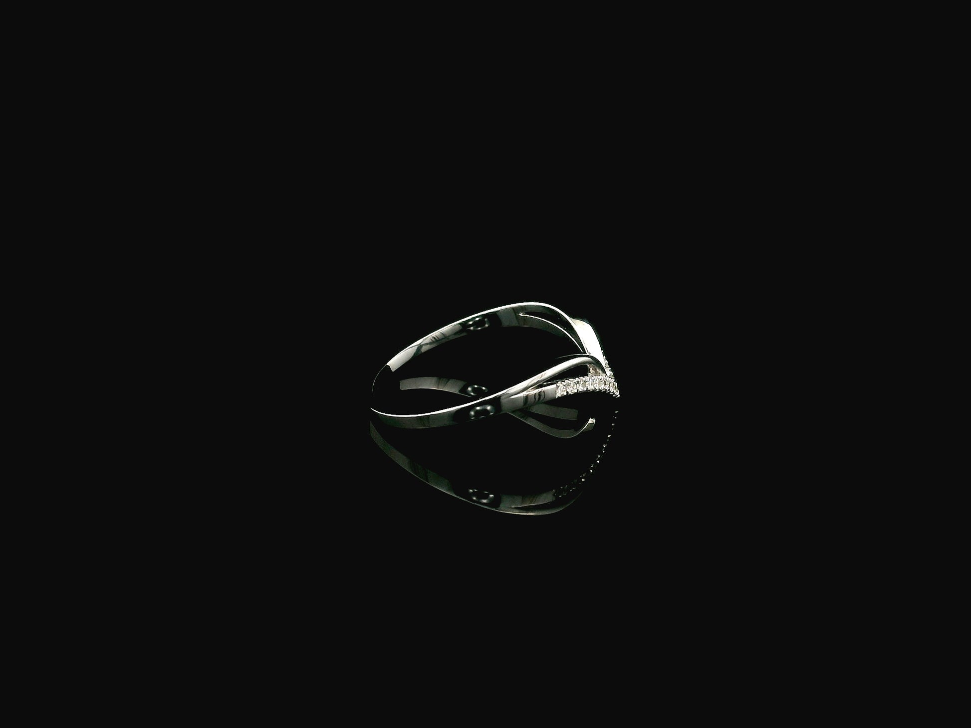 18K white gold chevron diamond ring featuring 0.10 carat natural diamonds in a V-shaped contour design.