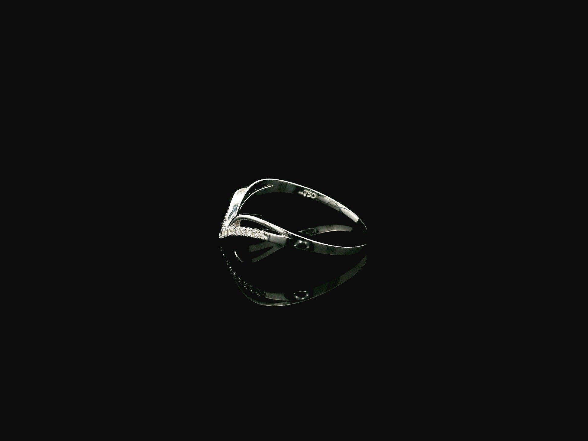18K white gold chevron diamond ring featuring 0.10 carat natural diamonds in a V-shaped contour design.